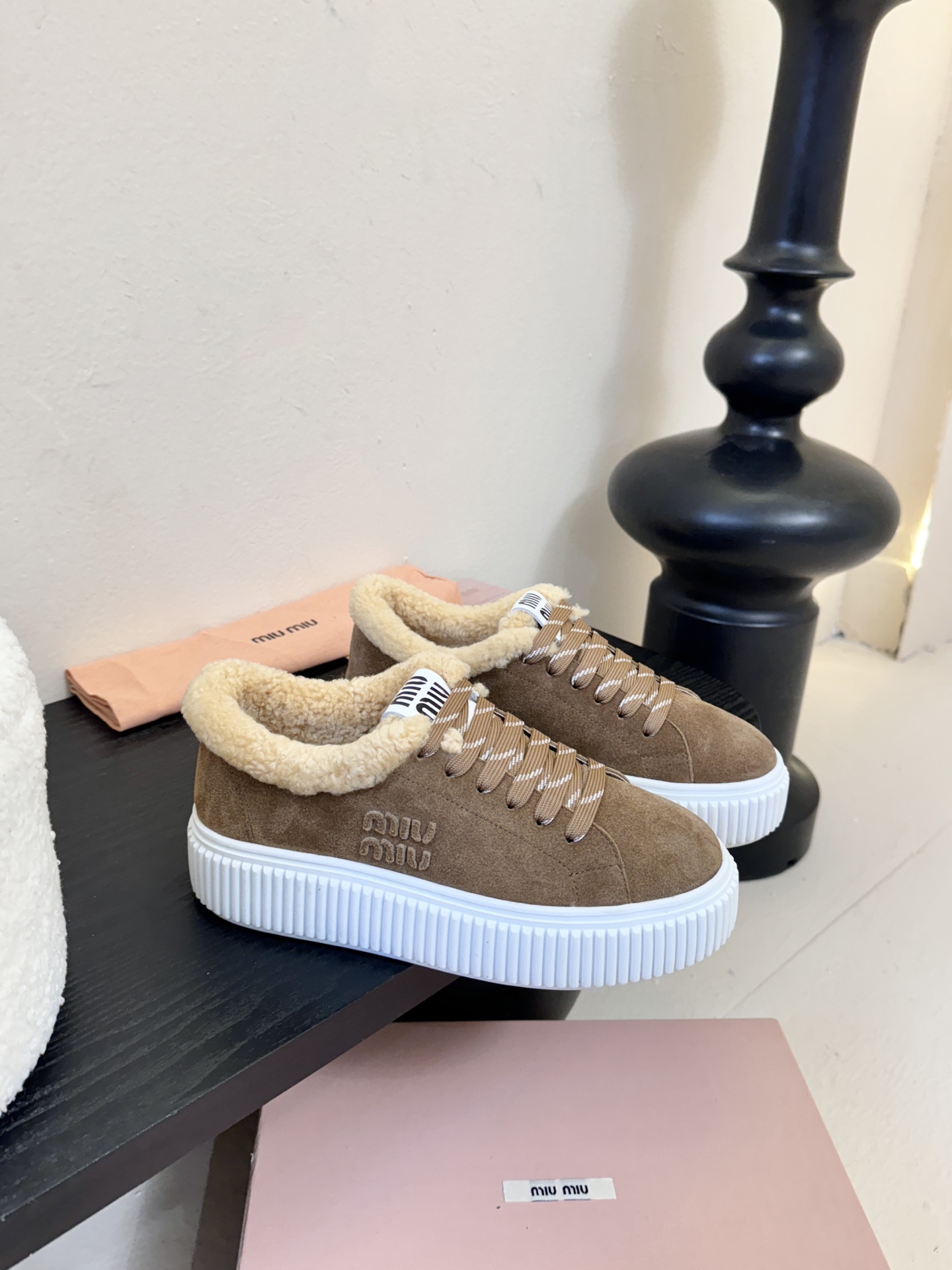 miumiu25秋冬新款进口深口羊毛单鞋简约造型，超轻原版开模鞋底，脚感妥妥满分好穿好搭，鞋面：进口高丝