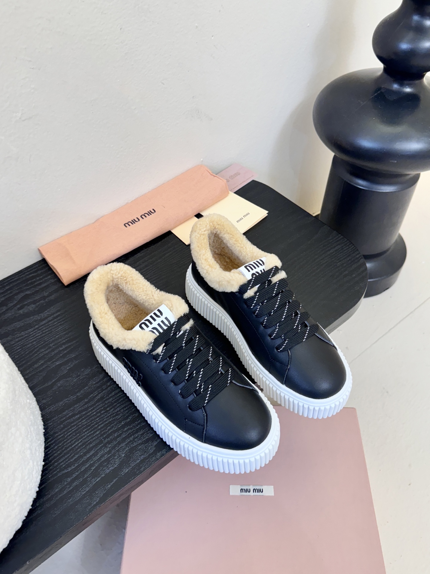 miumiu25秋冬新款进口深口羊毛单鞋简约造型，超轻原版开模鞋底，脚感妥妥满分好穿好搭，鞋面：进口高丝