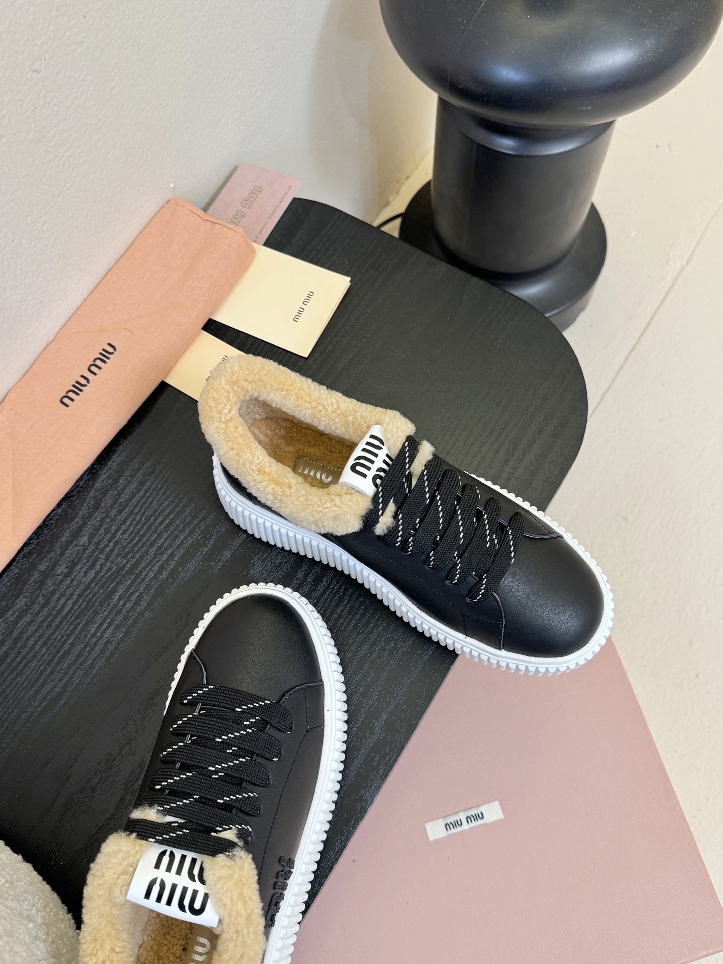 miumiu25秋冬新款进口深口羊毛单鞋简约造型，超轻原版开模鞋底，脚感妥妥满分好穿好搭，鞋面：进口高丝