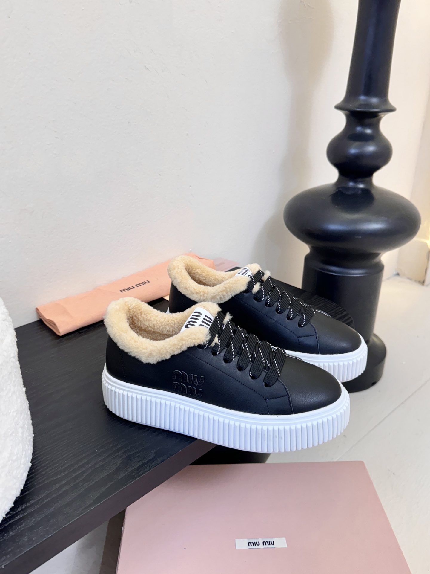 miumiu25秋冬新款进口深口羊毛单鞋简约造型，超轻原版开模鞋底，脚感妥妥满分好穿好搭，鞋面：进口高丝