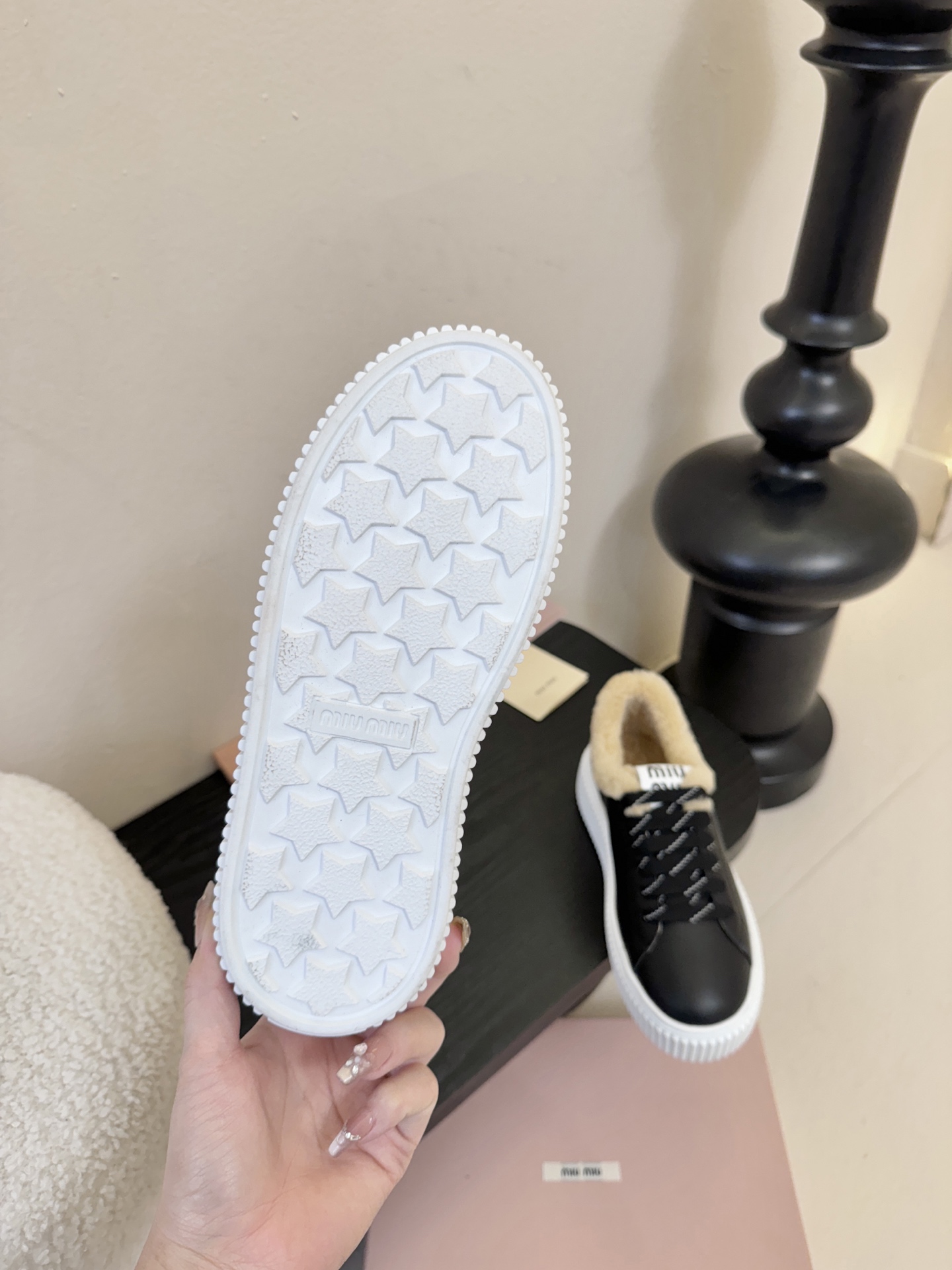 miumiu25秋冬新款进口深口羊毛单鞋简约造型，超轻原版开模鞋底，脚感妥妥满分好穿好搭，鞋面：进口高丝