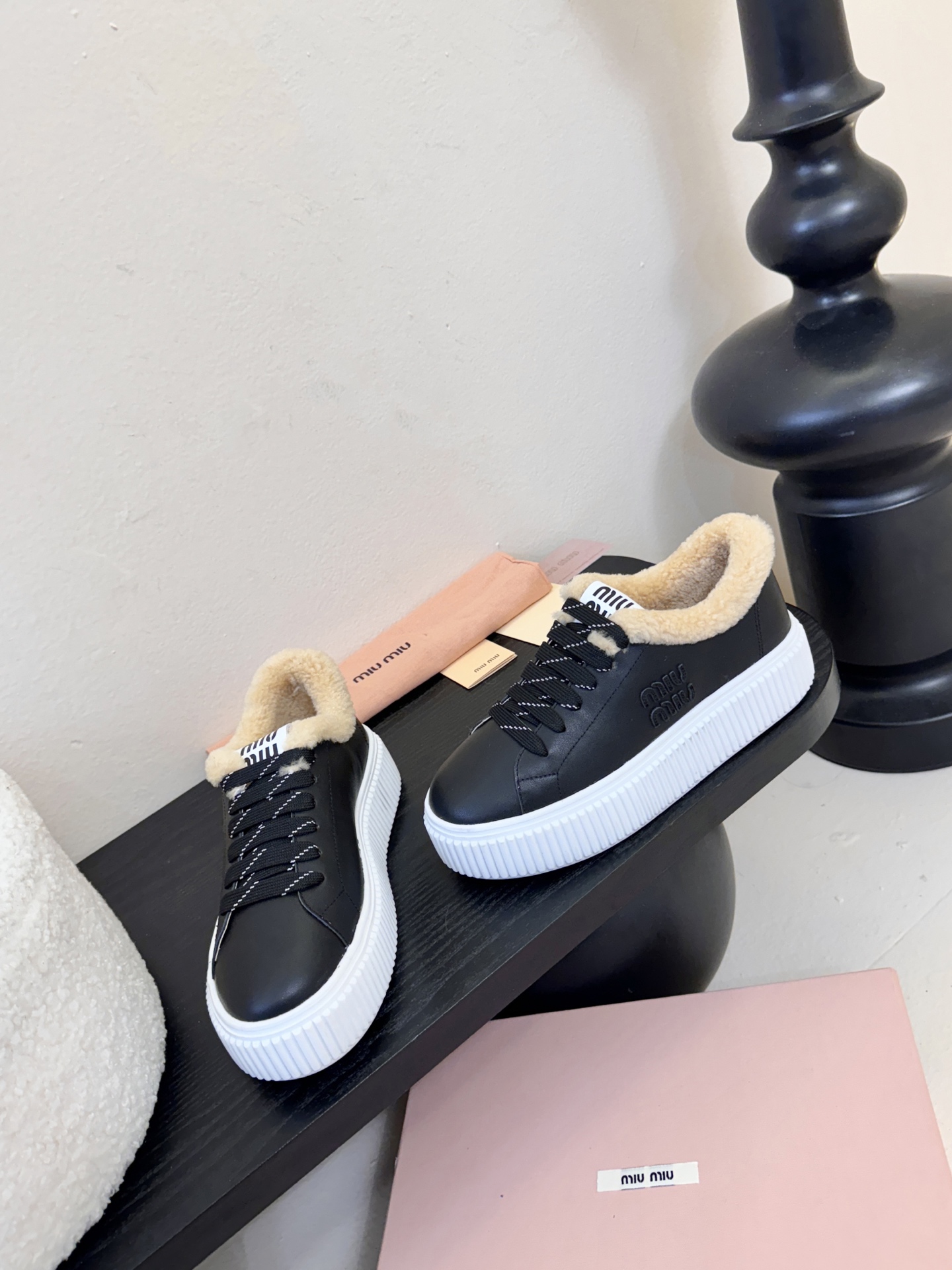 miumiu25秋冬新款进口深口羊毛单鞋简约造型，超轻原版开模鞋底，脚感妥妥满分好穿好搭，鞋面：进口高丝