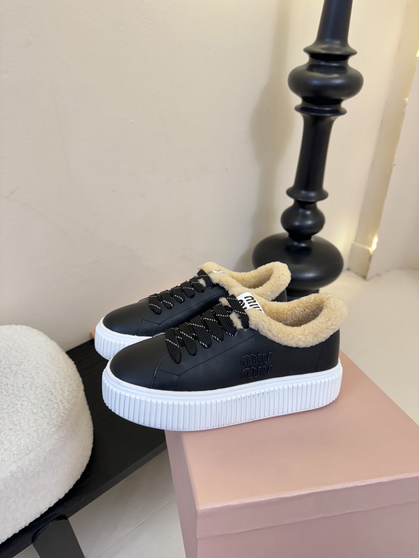 miumiu25秋冬新款进口深口羊毛单鞋简约造型，超轻原版开模鞋底，脚感妥妥满分好穿好搭，鞋面：进口高丝