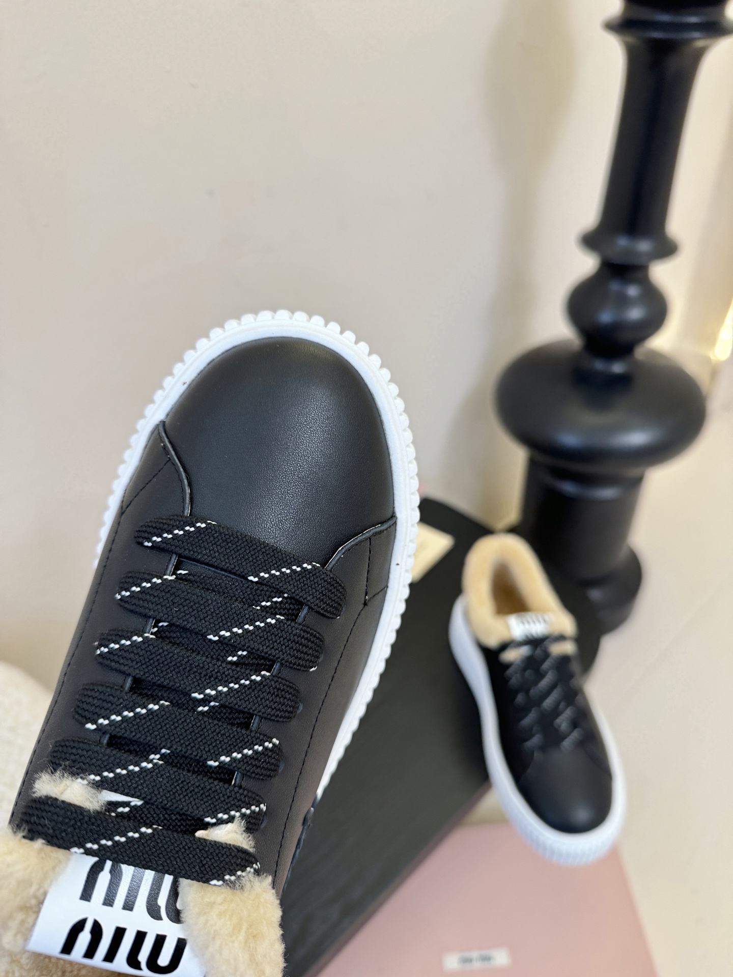 miumiu25秋冬新款进口深口羊毛单鞋简约造型，超轻原版开模鞋底，脚感妥妥满分好穿好搭，鞋面：进口高丝