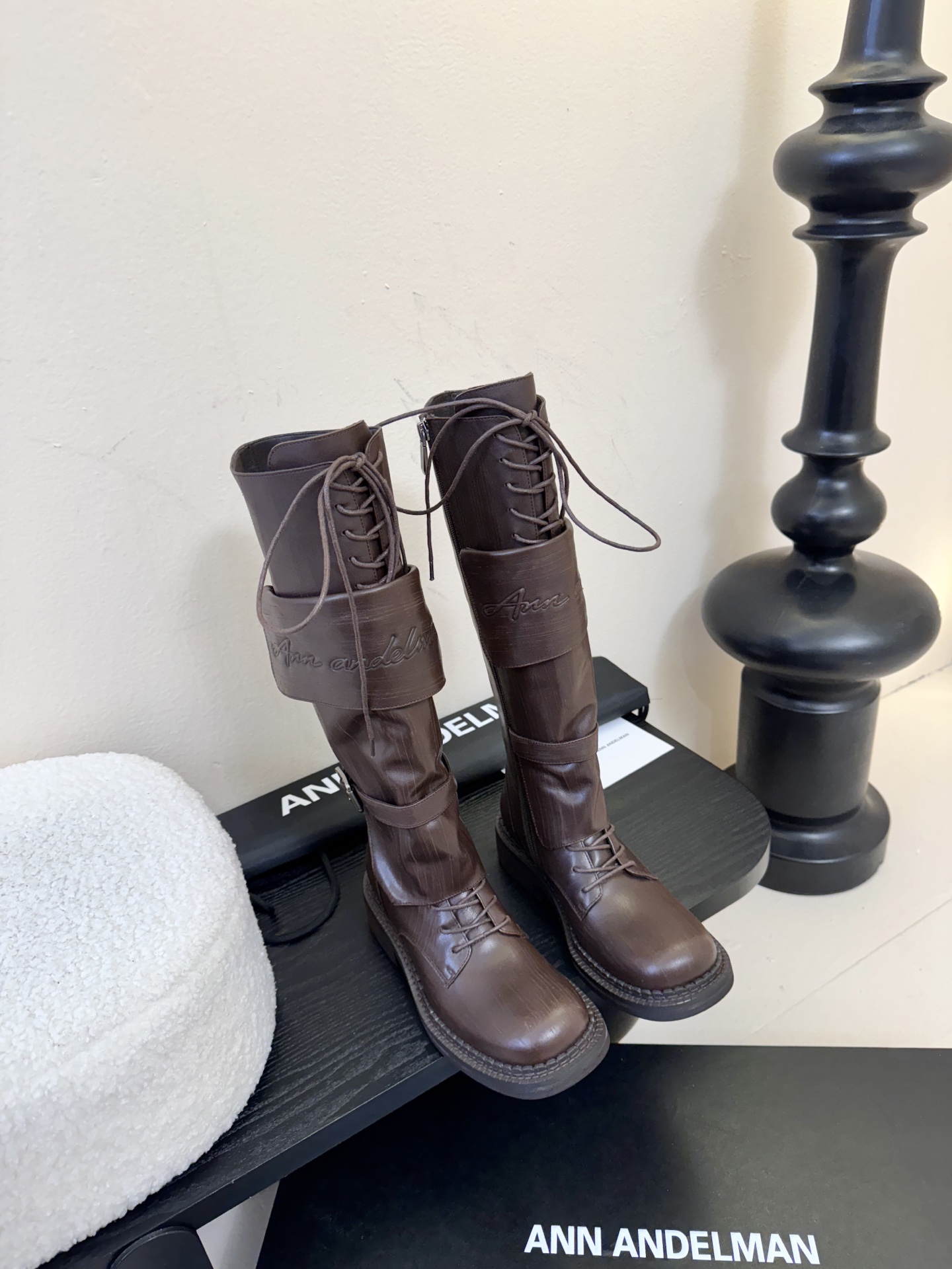 Ann Andelma*25ss 复古做旧擦色机车风长筒靴鞋面采用哑光皮革材质，纹理细腻且富有高级感，耐