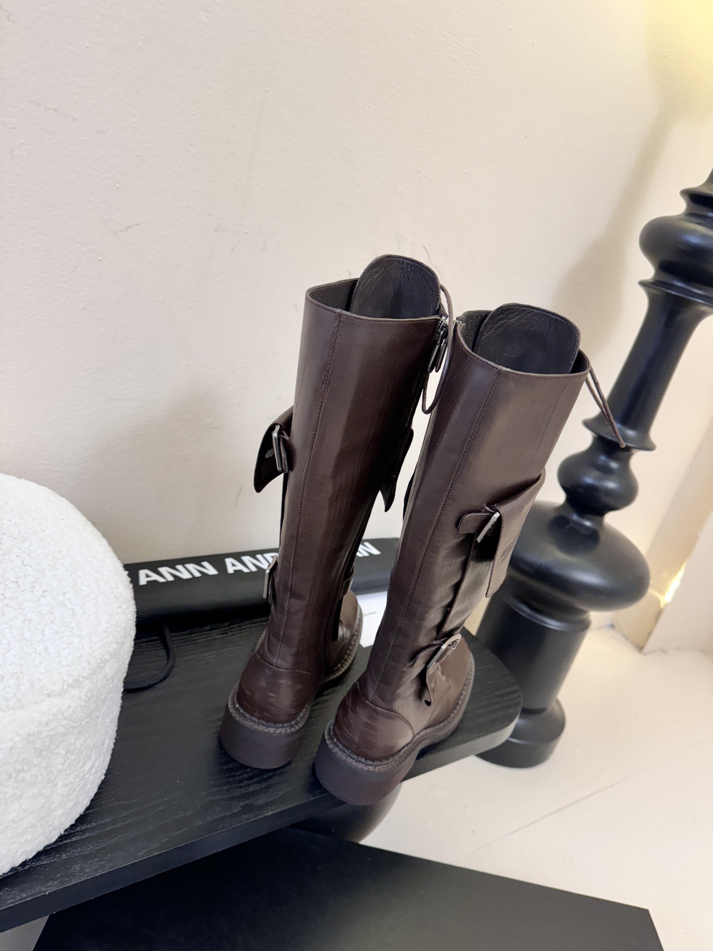 Ann Andelma*25ss 复古做旧擦色机车风长筒靴鞋面采用哑光皮革材质，纹理细腻且富有高级感，耐