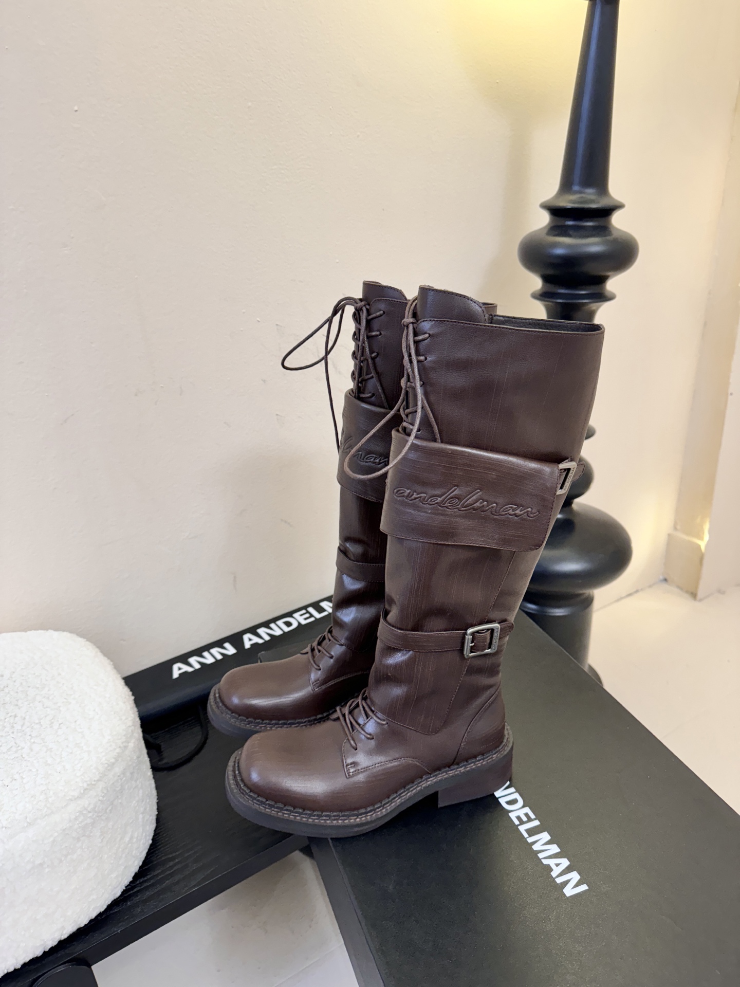 Ann Andelma*25ss 复古做旧擦色机车风长筒靴鞋面采用哑光皮革材质，纹理细腻且富有高级感，耐