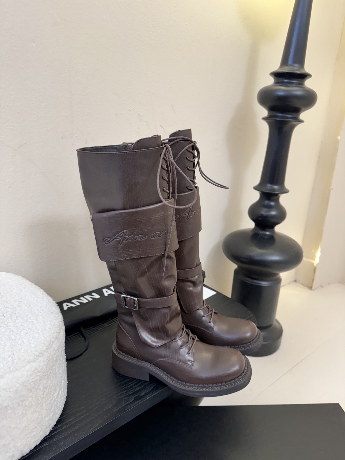 Ann Andelma*25ss 复古做旧擦色机车风长筒靴鞋面采用哑光皮革材质，纹理细腻且富有高级感，耐