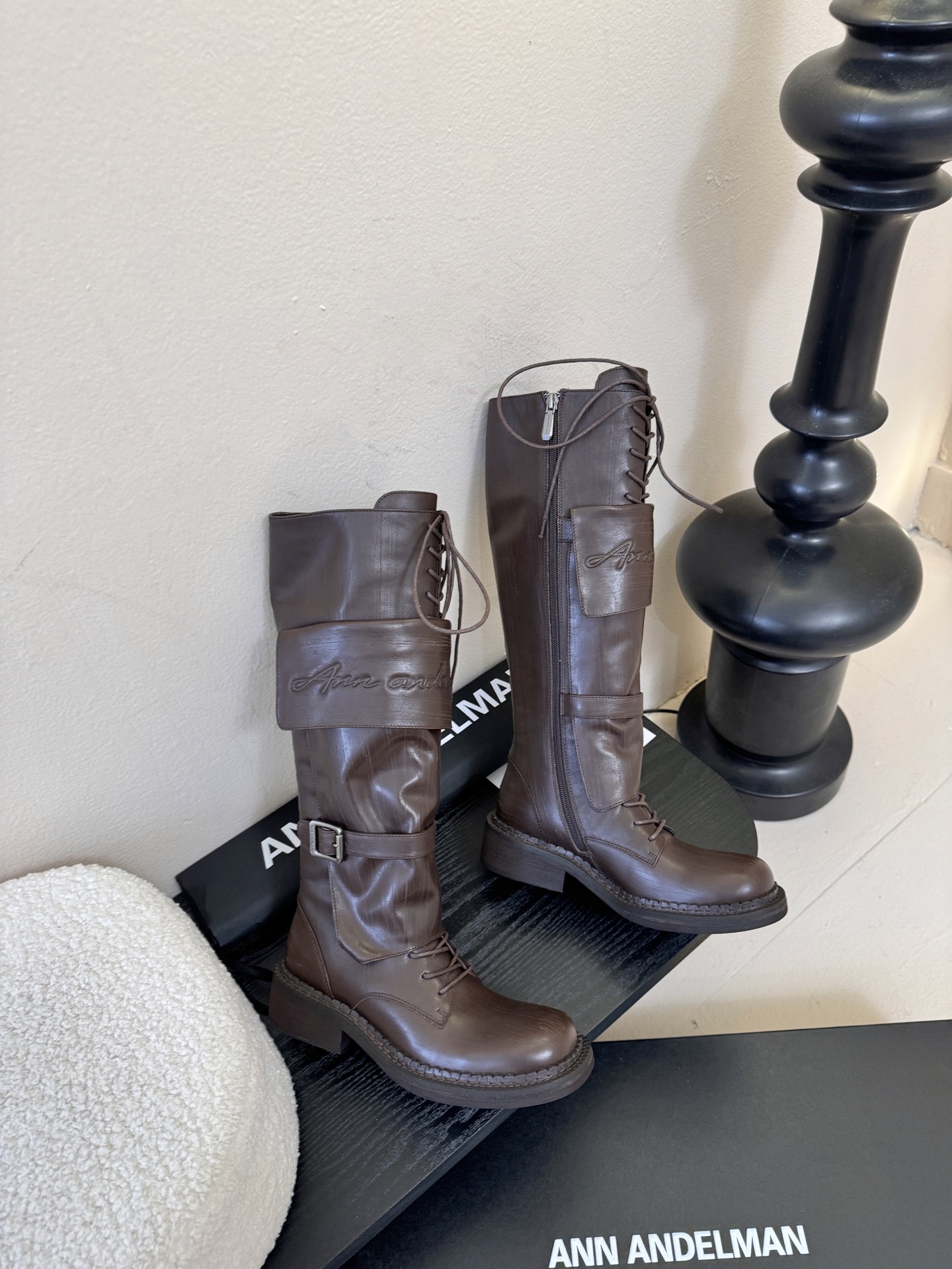 Ann Andelma*25ss 复古做旧擦色机车风长筒靴鞋面采用哑光皮革材质，纹理细腻且富有高级感，耐