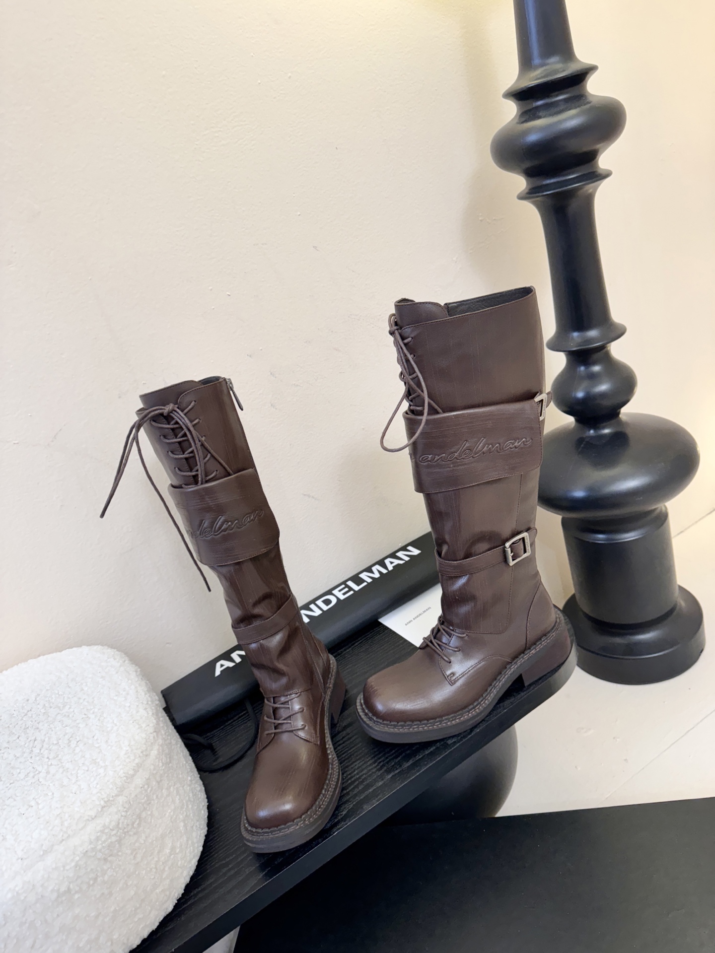 Ann Andelma*25ss 复古做旧擦色机车风长筒靴鞋面采用哑光皮革材质，纹理细腻且富有高级感，耐