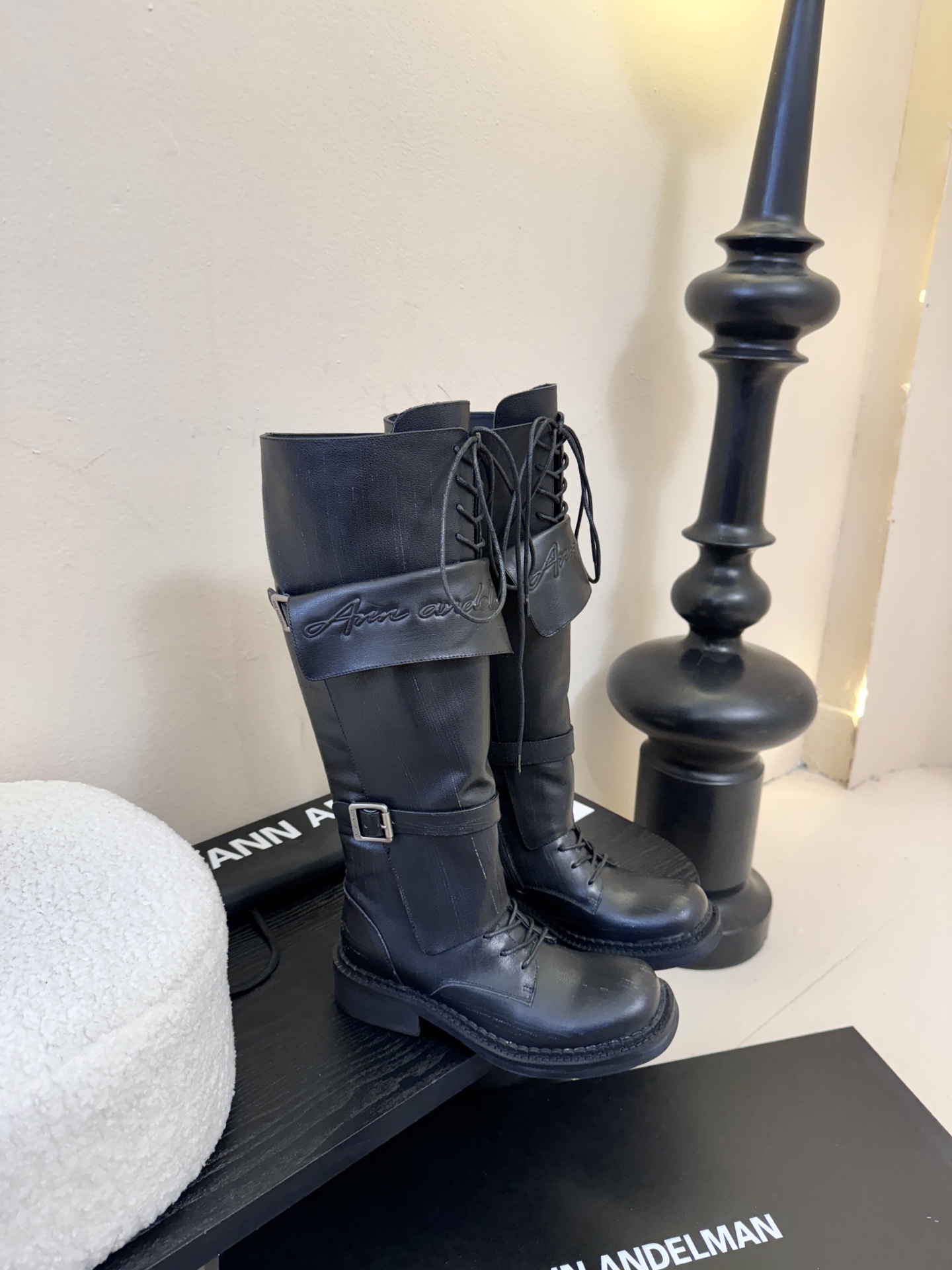 Ann Andelma*25ss 复古做旧擦色机车风长筒靴鞋面采用哑光皮革材质，纹理细腻且富有高级感，耐