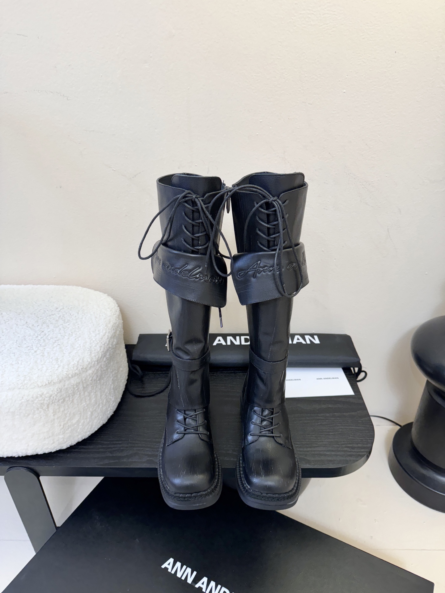 Ann Andelma*25ss 复古做旧擦色机车风长筒靴鞋面采用哑光皮革材质，纹理细腻且富有高级感，耐