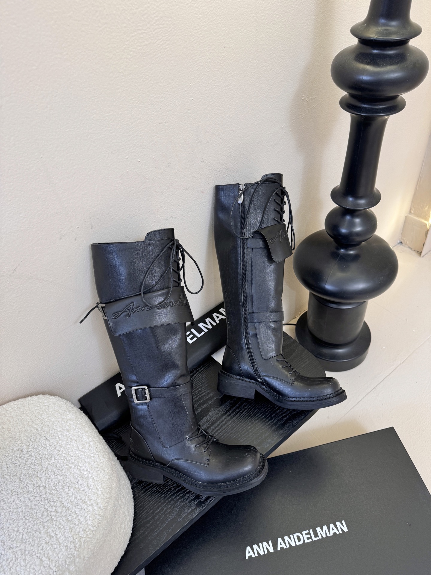 Ann Andelma*25ss 复古做旧擦色机车风长筒靴鞋面采用哑光皮革材质，纹理细腻且富有高级感，耐