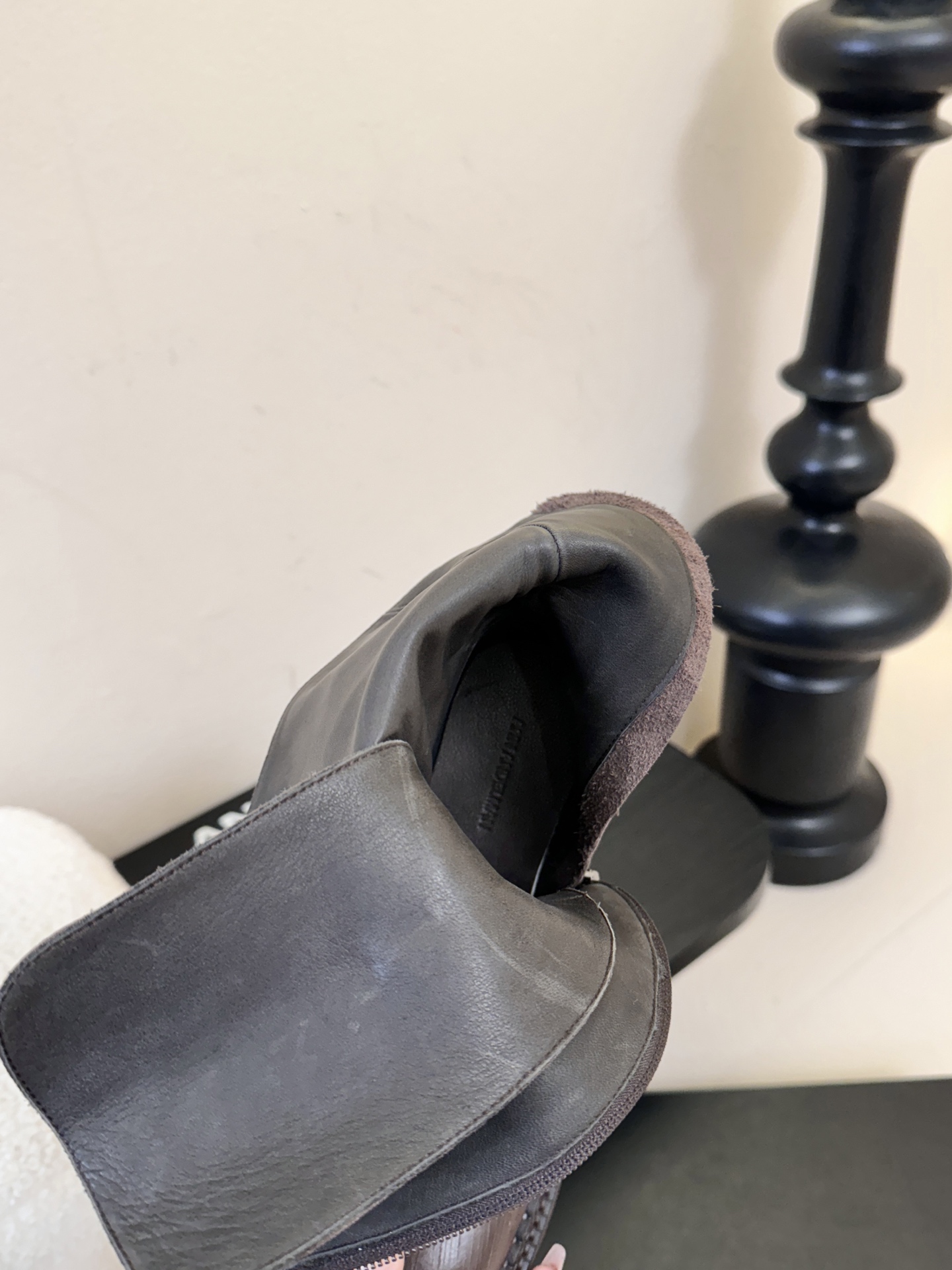 Ann Andelma*25ss 复古做旧擦色机车风长筒靴鞋面采用哑光皮革材质，纹理细腻且富有高级感，耐