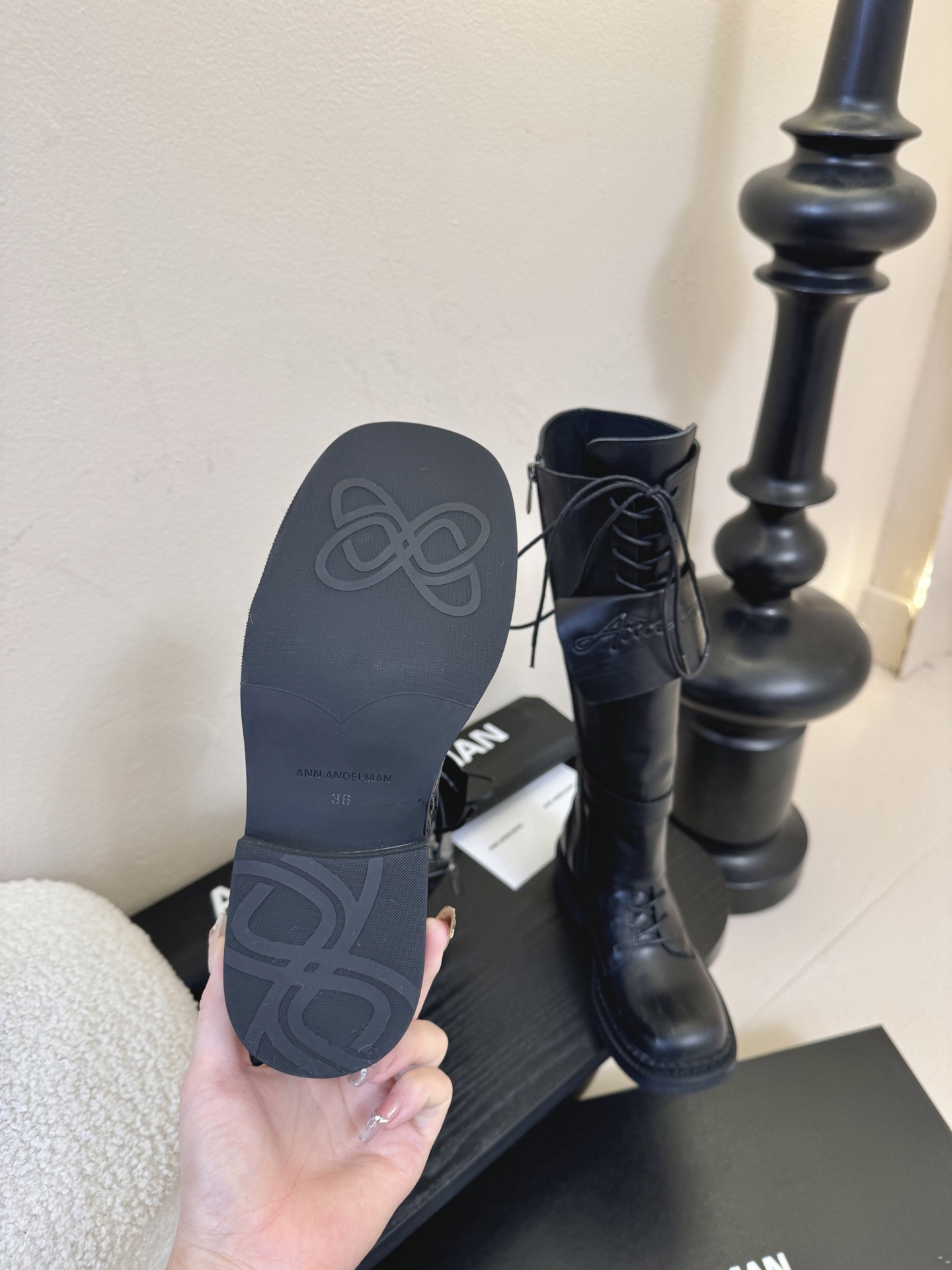 Ann Andelma*25ss 复古做旧擦色机车风长筒靴鞋面采用哑光皮革材质，纹理细腻且富有高级感，耐