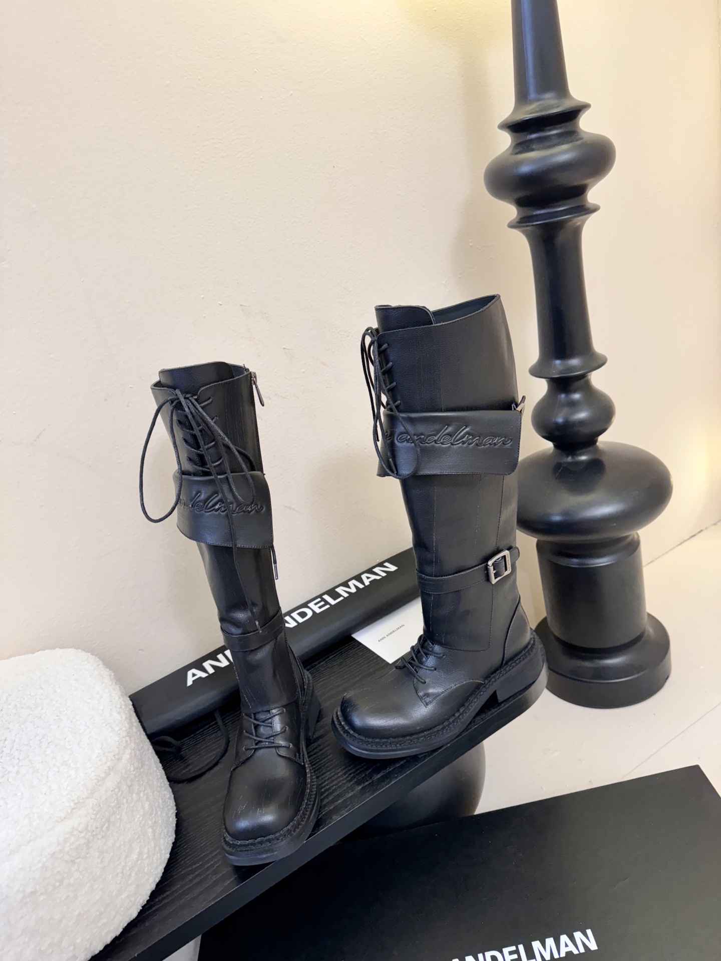 Ann Andelma*25ss 复古做旧擦色机车风长筒靴鞋面采用哑光皮革材质，纹理细腻且富有高级感，耐