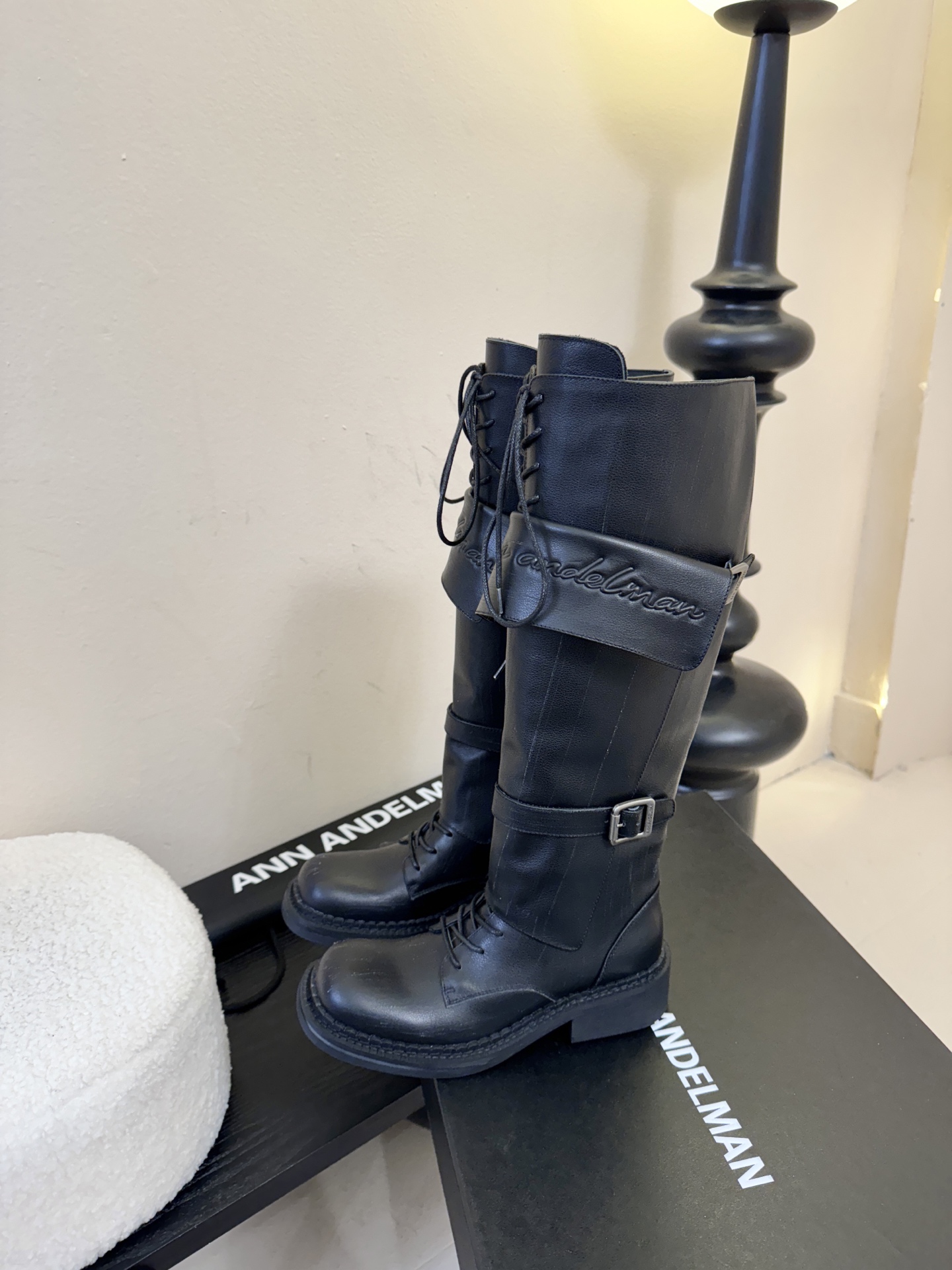 Ann Andelma*25ss 复古做旧擦色机车风长筒靴鞋面采用哑光皮革材质，纹理细腻且富有高级感，耐