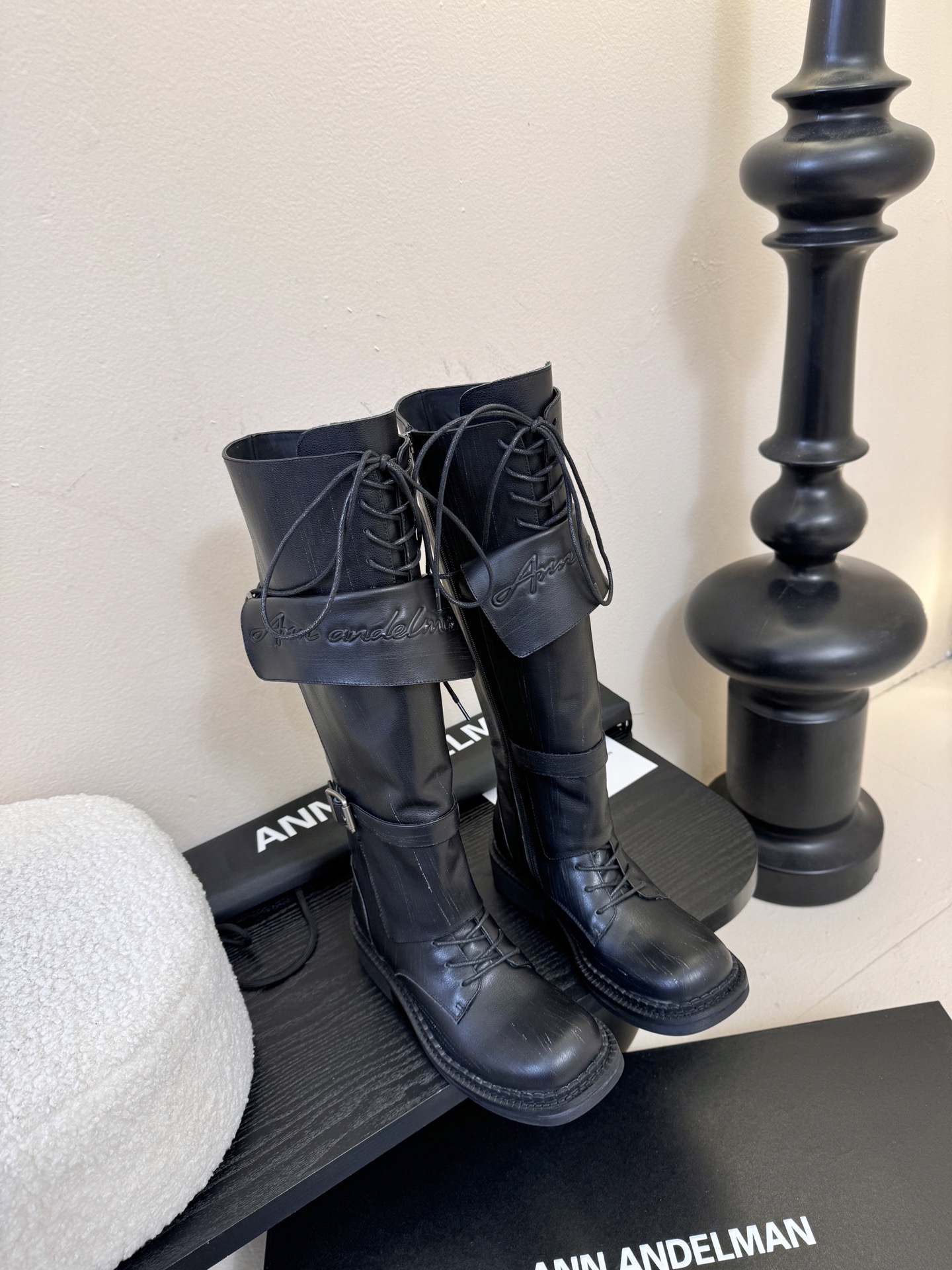 Ann Andelma*25ss 复古做旧擦色机车风长筒靴鞋面采用哑光皮革材质，纹理细腻且富有高级感，耐