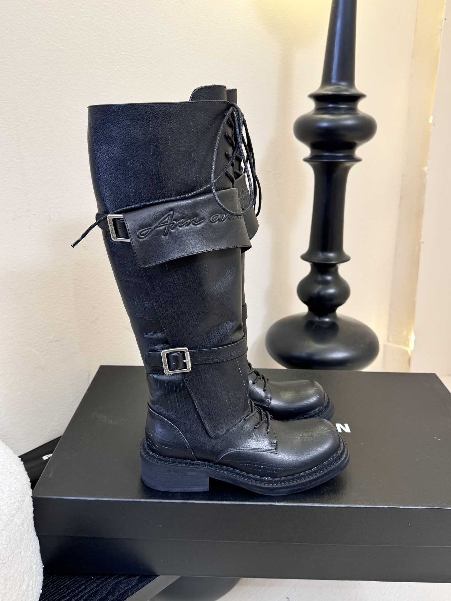 Ann Andelma*25ss 复古做旧擦色机车风长筒靴鞋面采用哑光皮革材质，纹理细腻且富有高级感，耐