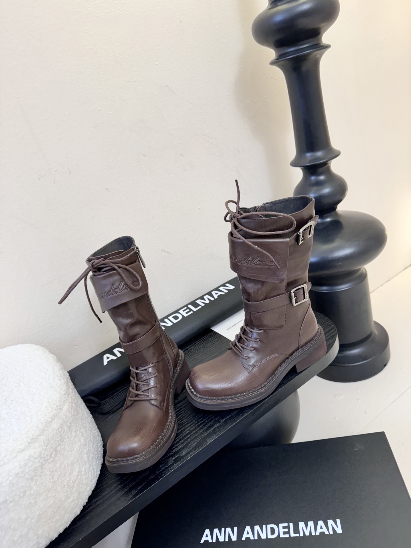 Ann Andelma*25ss 复古做旧擦色机车风长筒靴鞋面采用哑光皮革材质，纹理细腻且富有高级感，耐