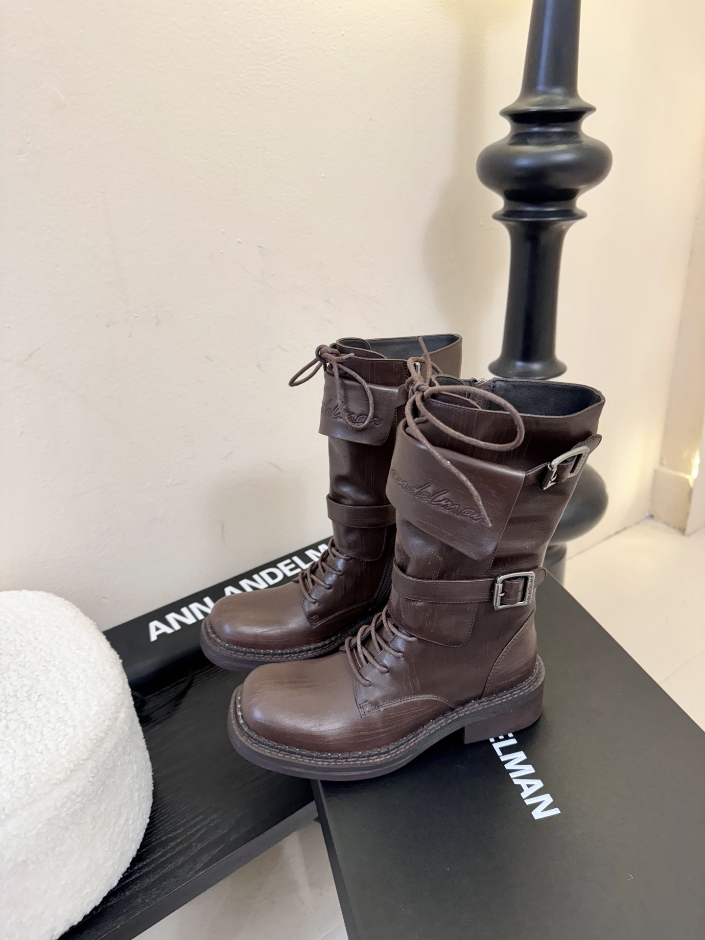 Ann Andelma*25ss 复古做旧擦色机车风长筒靴鞋面采用哑光皮革材质，纹理细腻且富有高级感，耐