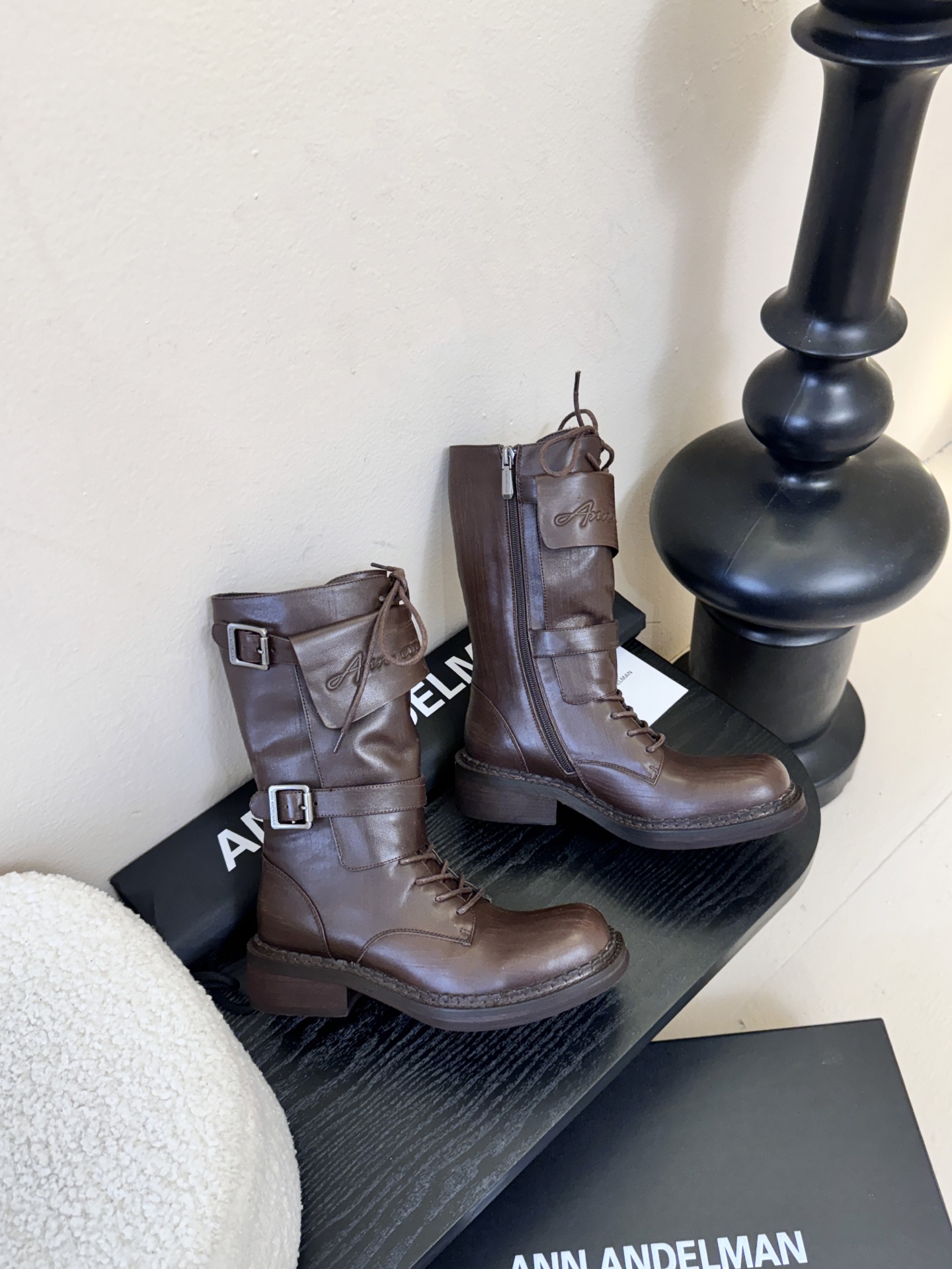 Ann Andelma*25ss 复古做旧擦色机车风长筒靴鞋面采用哑光皮革材质，纹理细腻且富有高级感，耐