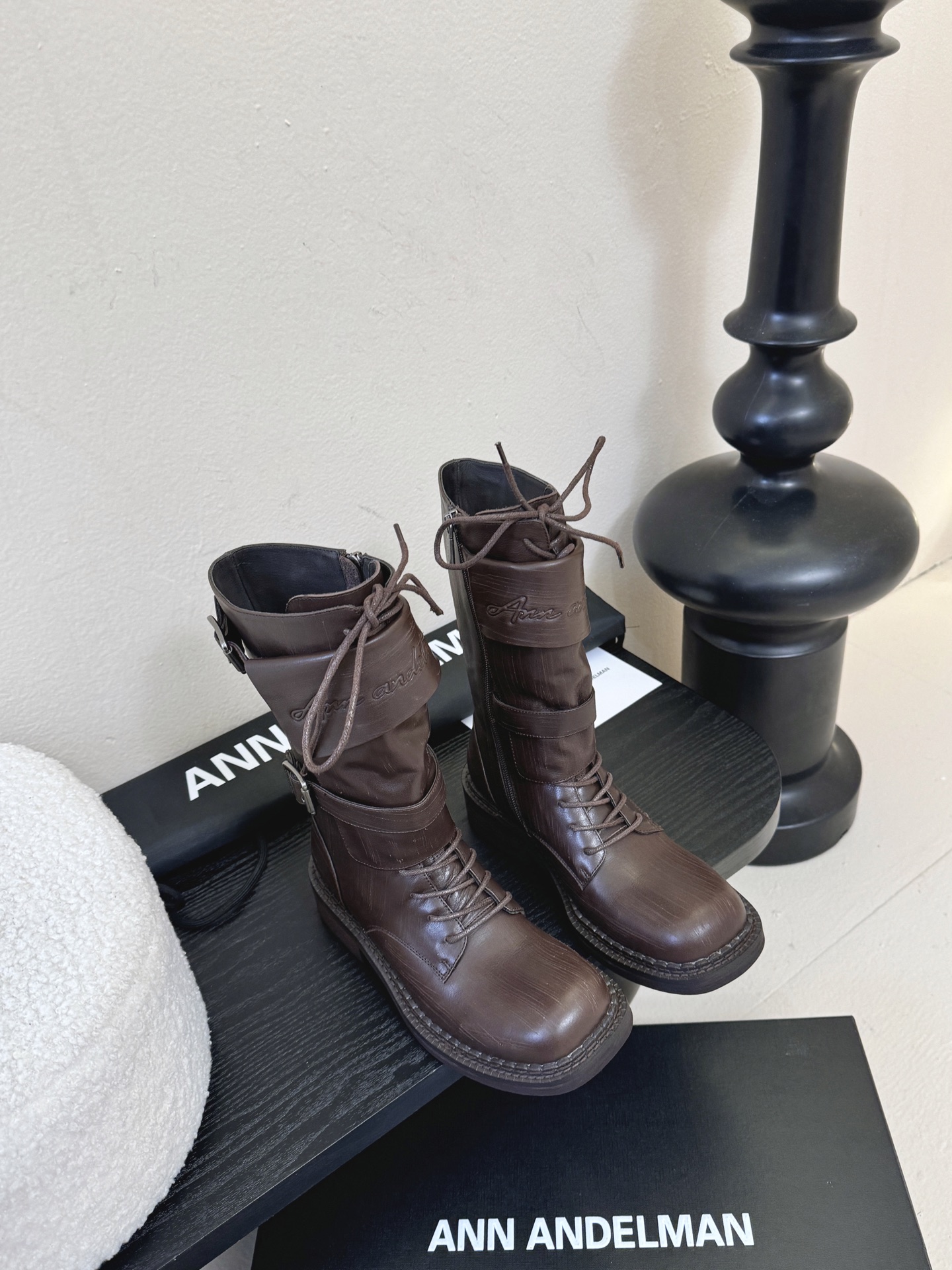 Ann Andelma*25ss 复古做旧擦色机车风长筒靴鞋面采用哑光皮革材质，纹理细腻且富有高级感，耐