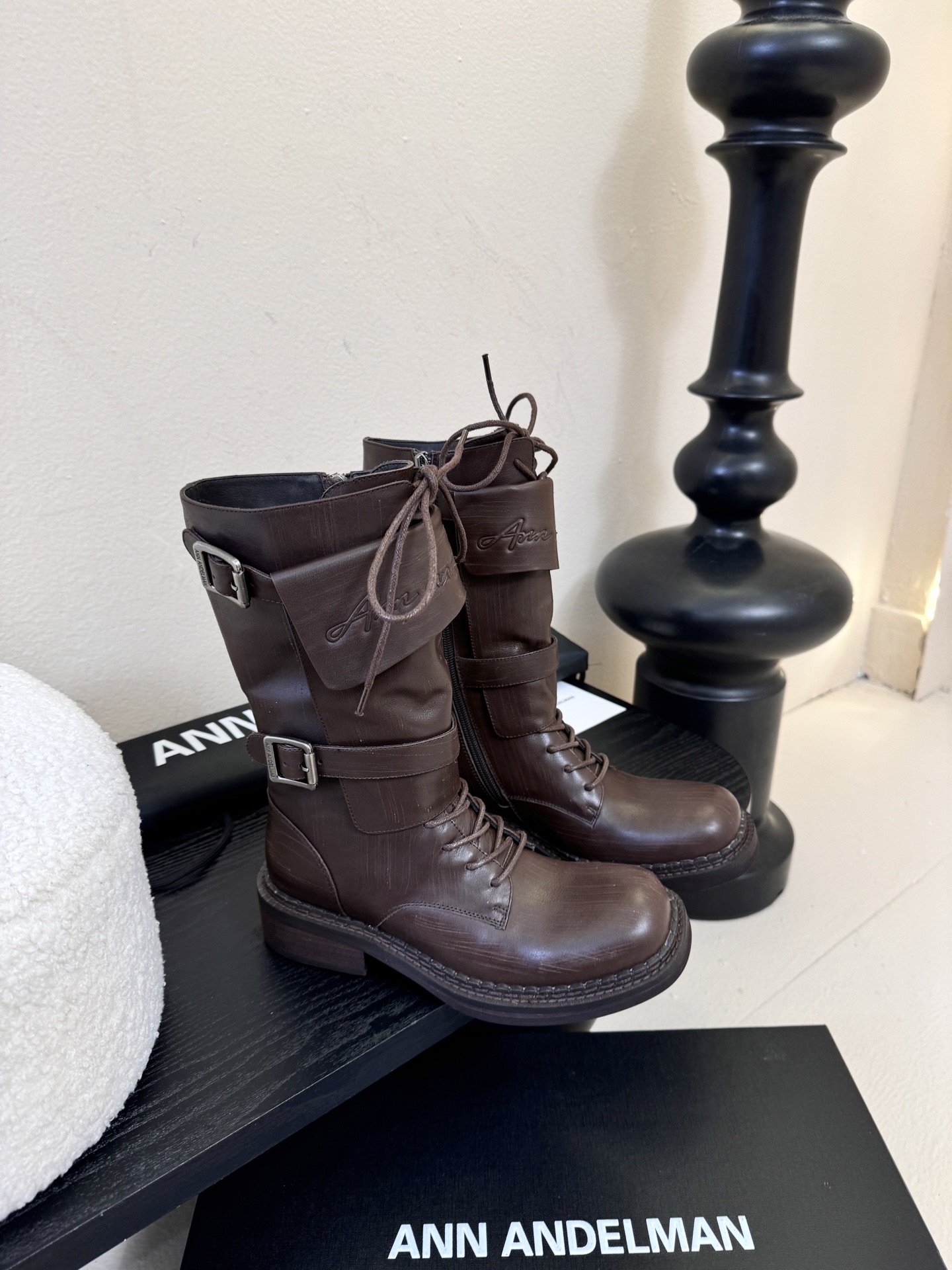 Ann Andelma*25ss 复古做旧擦色机车风长筒靴鞋面采用哑光皮革材质，纹理细腻且富有高级感，耐