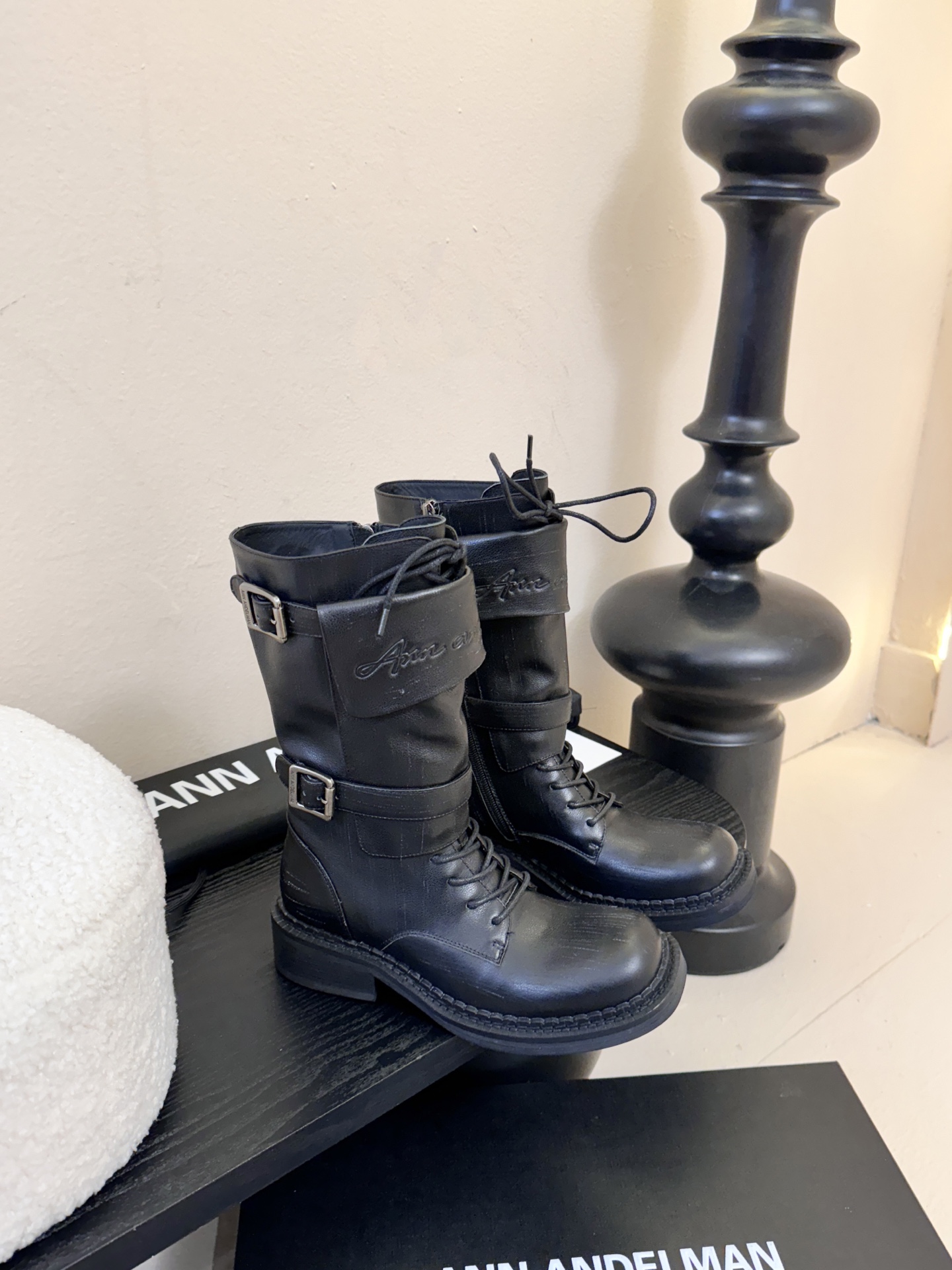 Ann Andelma*25ss 复古做旧擦色机车风长筒靴鞋面采用哑光皮革材质，纹理细腻且富有高级感，耐