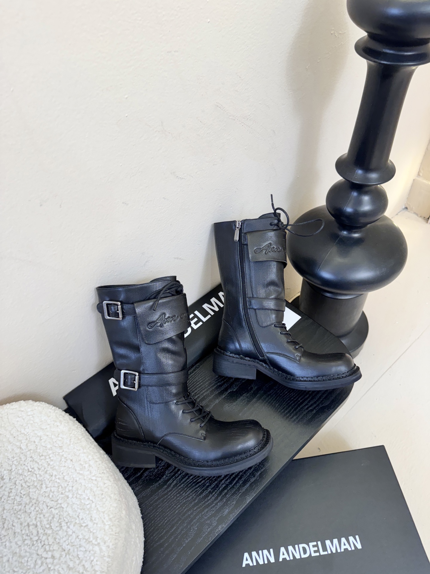 Ann Andelma*25ss 复古做旧擦色机车风长筒靴鞋面采用哑光皮革材质，纹理细腻且富有高级感，耐