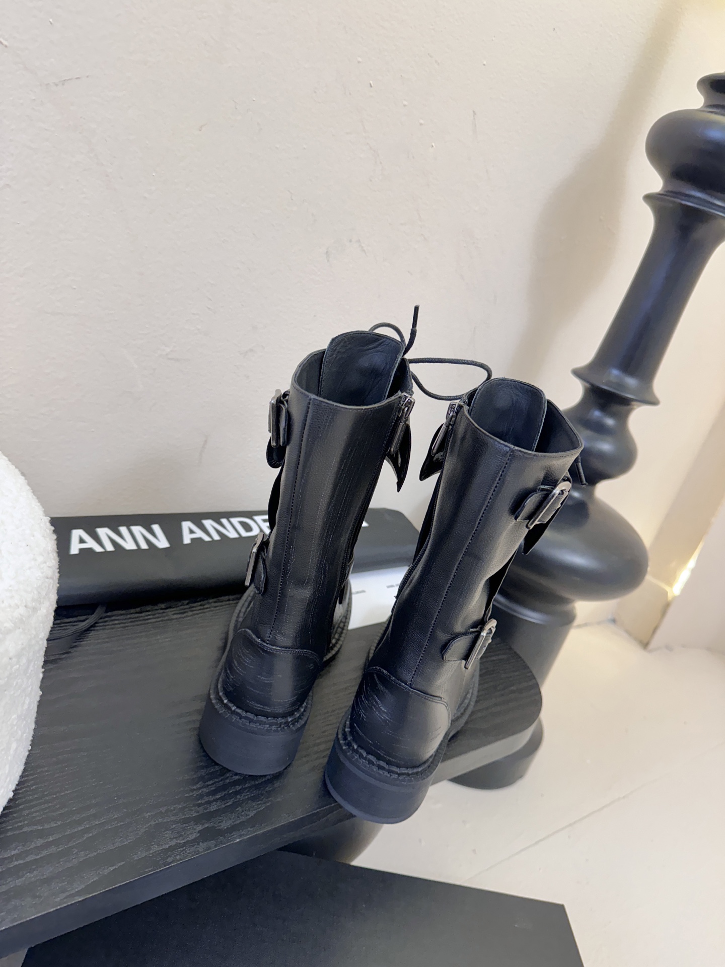 Ann Andelma*25ss 复古做旧擦色机车风长筒靴鞋面采用哑光皮革材质，纹理细腻且富有高级感，耐