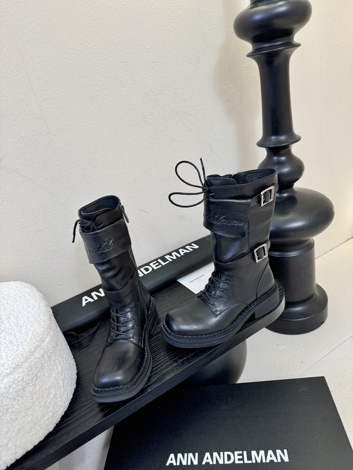 Ann Andelma*25ss 复古做旧擦色机车风长筒靴鞋面采用哑光皮革材质，纹理细腻且富有高级感，耐