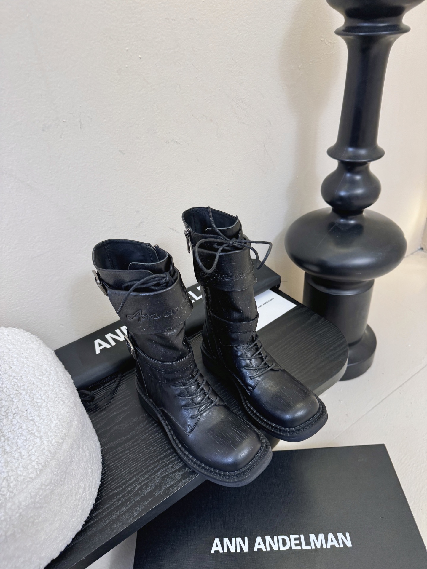 Ann Andelma*25ss 复古做旧擦色机车风长筒靴鞋面采用哑光皮革材质，纹理细腻且富有高级感，耐