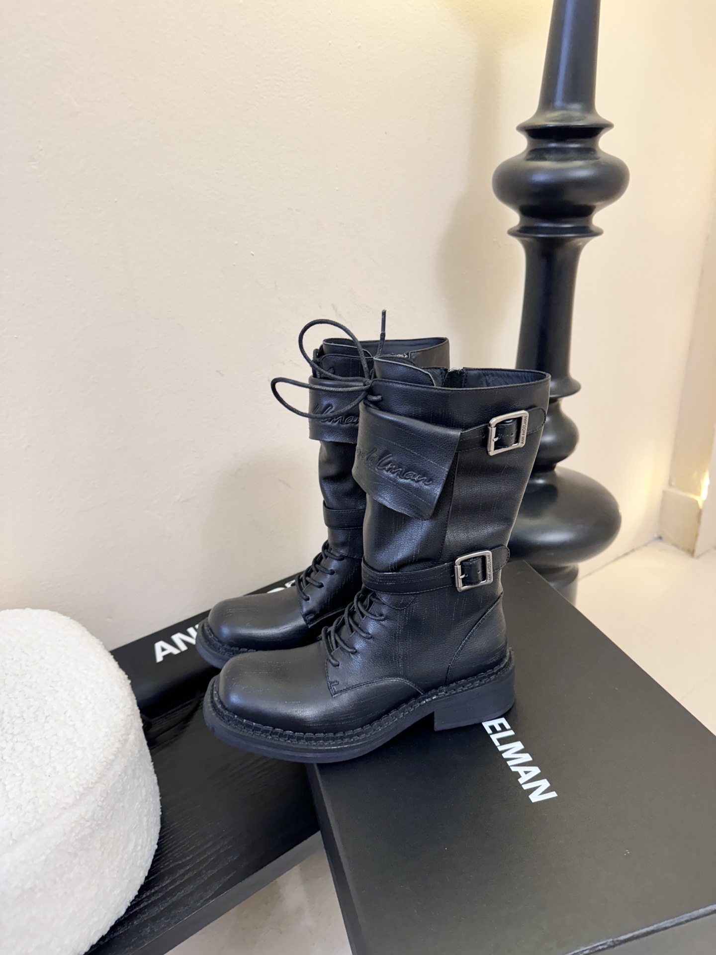 Ann Andelma*25ss 复古做旧擦色机车风长筒靴鞋面采用哑光皮革材质，纹理细腻且富有高级感，耐