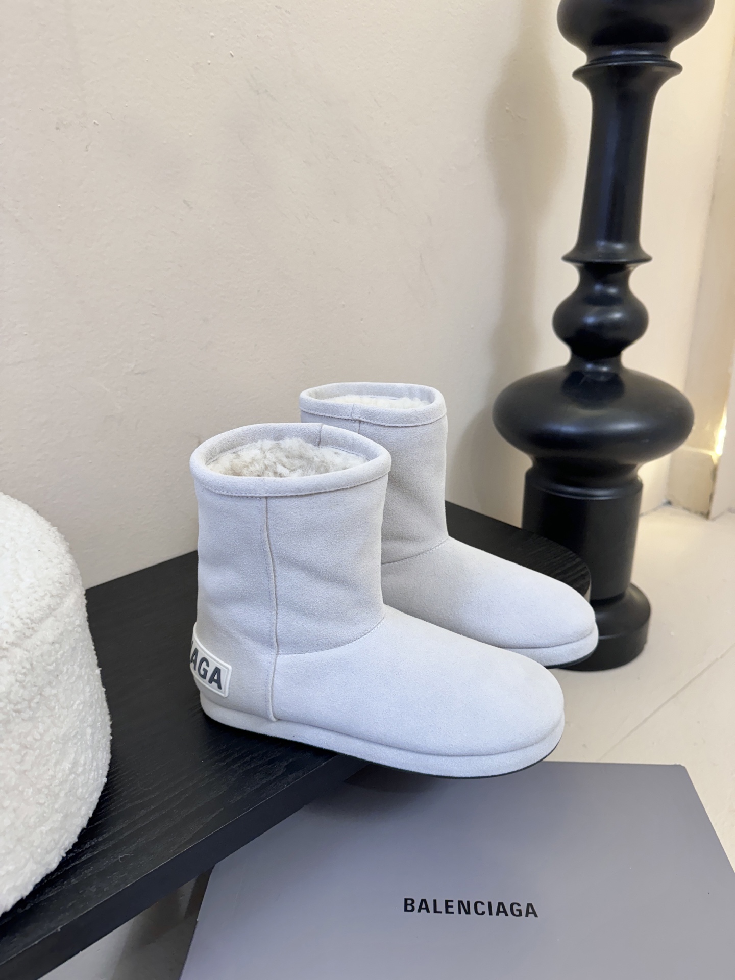 Balenciaga巴黎世家25FW雪地靴棉鞋Venom认准高版本 这款靴子在设计上独具匠心 以绑带与皮