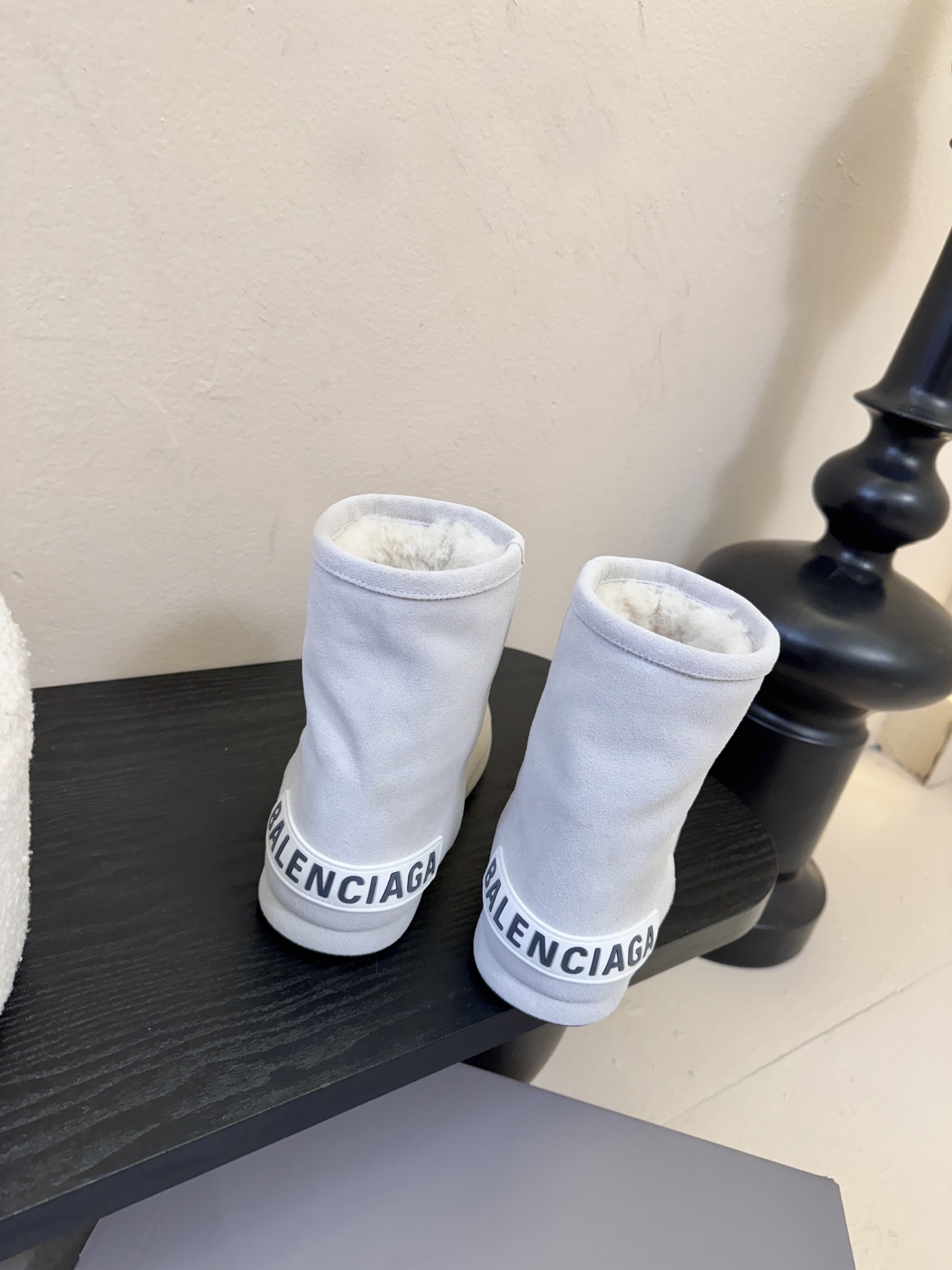 Balenciaga巴黎世家25FW雪地靴棉鞋Venom认准高版本 这款靴子在设计上独具匠心 以绑带与皮