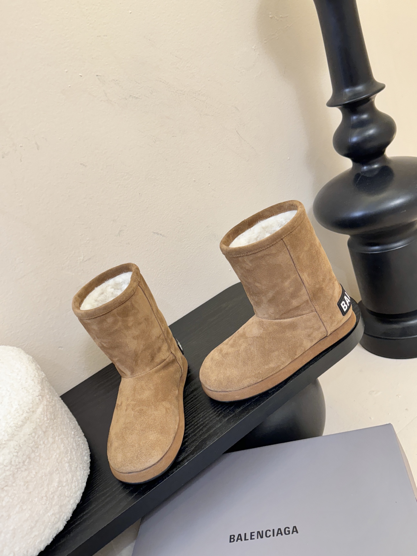 Balenciaga巴黎世家25FW雪地靴棉鞋Venom认准高版本 这款靴子在设计上独具匠心 以绑带与皮