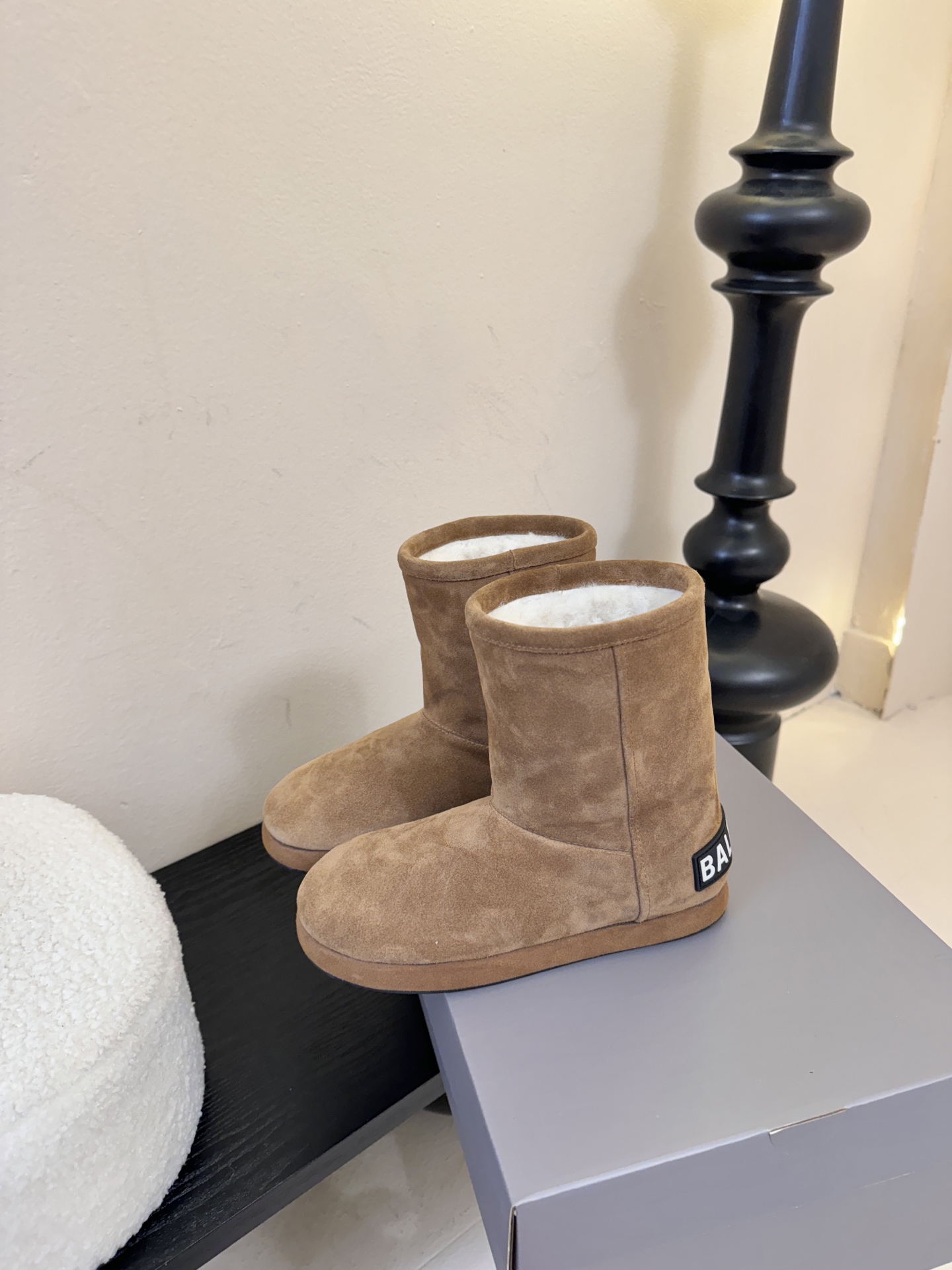 Balenciaga巴黎世家25FW雪地靴棉鞋Venom认准高版本 这款靴子在设计上独具匠心 以绑带与皮