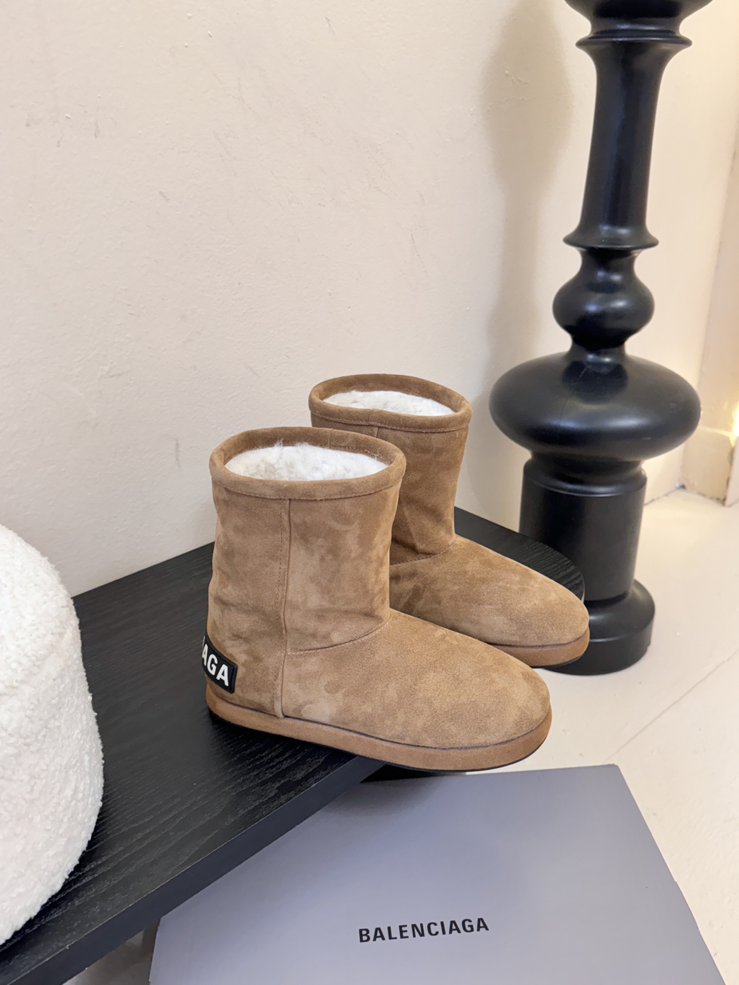 Balenciaga巴黎世家25FW雪地靴棉鞋Venom认准高版本 这款靴子在设计上独具匠心 以绑带与皮