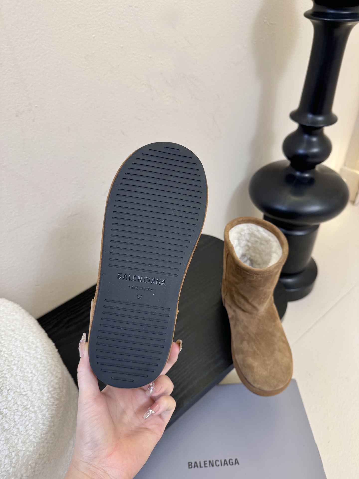 Balenciaga巴黎世家25FW雪地靴棉鞋Venom认准高版本 这款靴子在设计上独具匠心 以绑带与皮