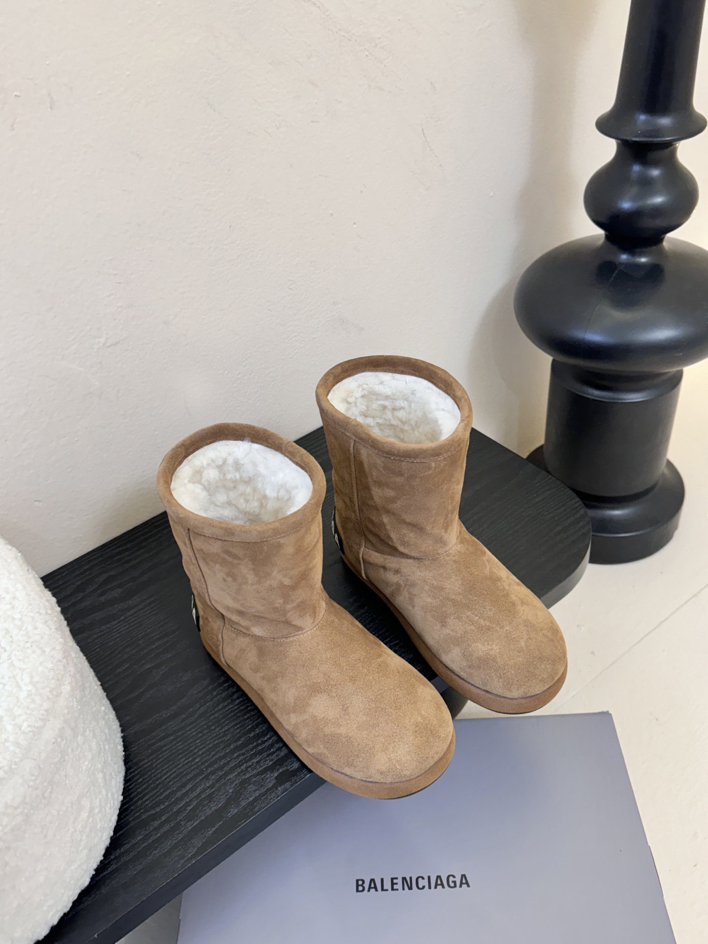 Balenciaga巴黎世家25FW雪地靴棉鞋Venom认准高版本 这款靴子在设计上独具匠心 以绑带与皮