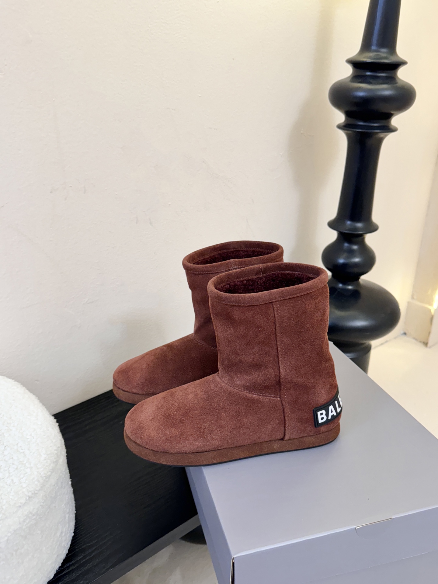 Balenciaga巴黎世家25FW雪地靴棉鞋Venom认准高版本 这款靴子在设计上独具匠心 以绑带与皮