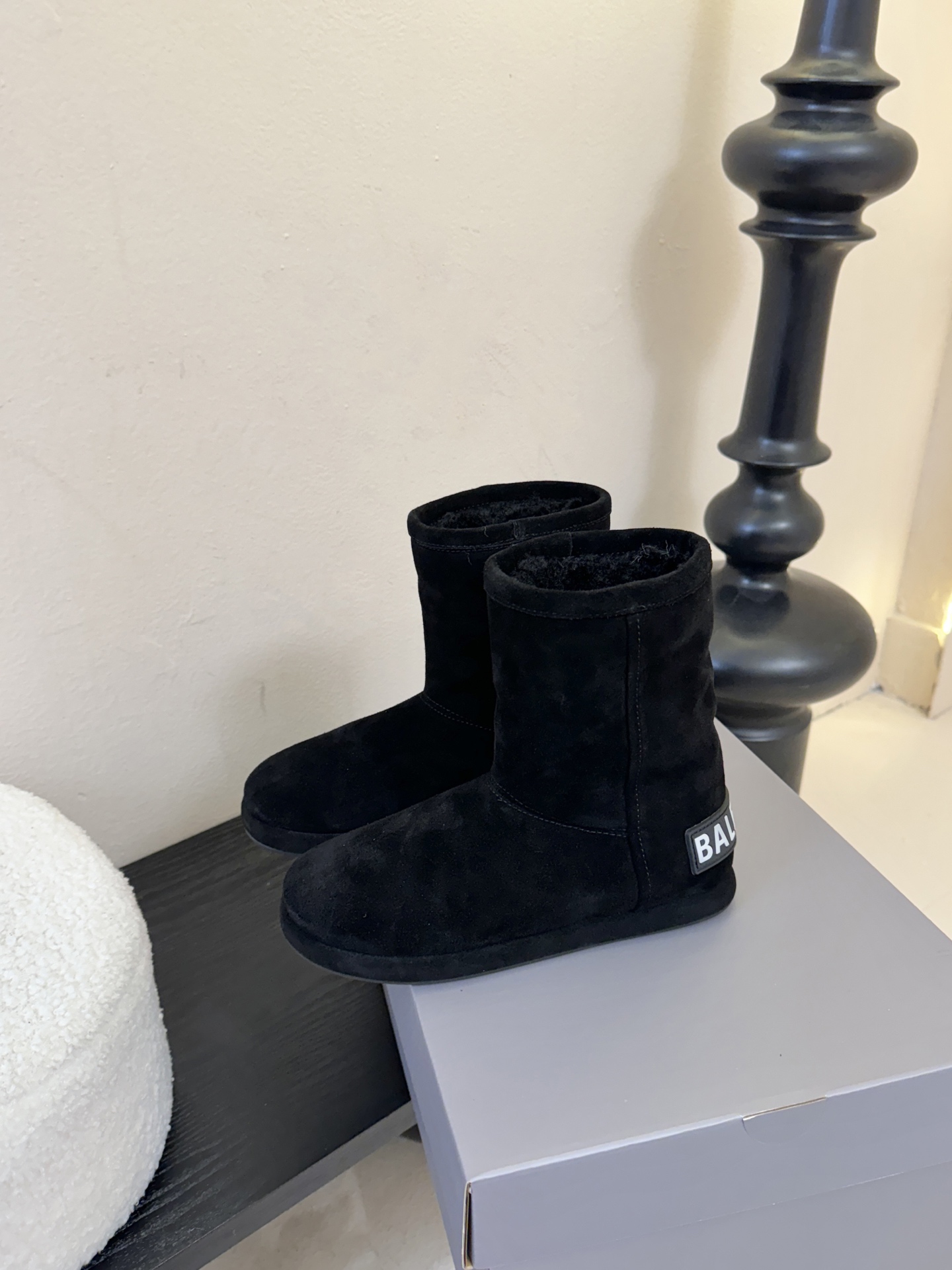 Balenciaga巴黎世家25FW雪地靴棉鞋Venom认准高版本 这款靴子在设计上独具匠心 以绑带与皮