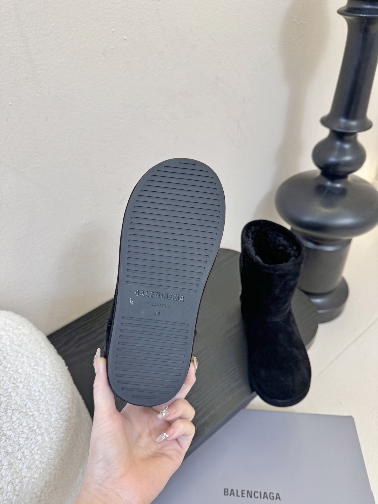 Balenciaga巴黎世家25FW雪地靴棉鞋Venom认准高版本 这款靴子在设计上独具匠心 以绑带与皮