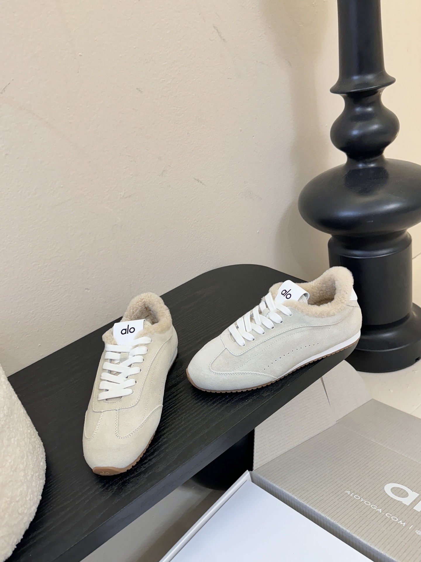 Al*25ss 新品复古加绒休闲运动鞋鞋面采用麂皮质感的面料，触感柔软且富有高级感；鞋口内侧添加毛绒衬里