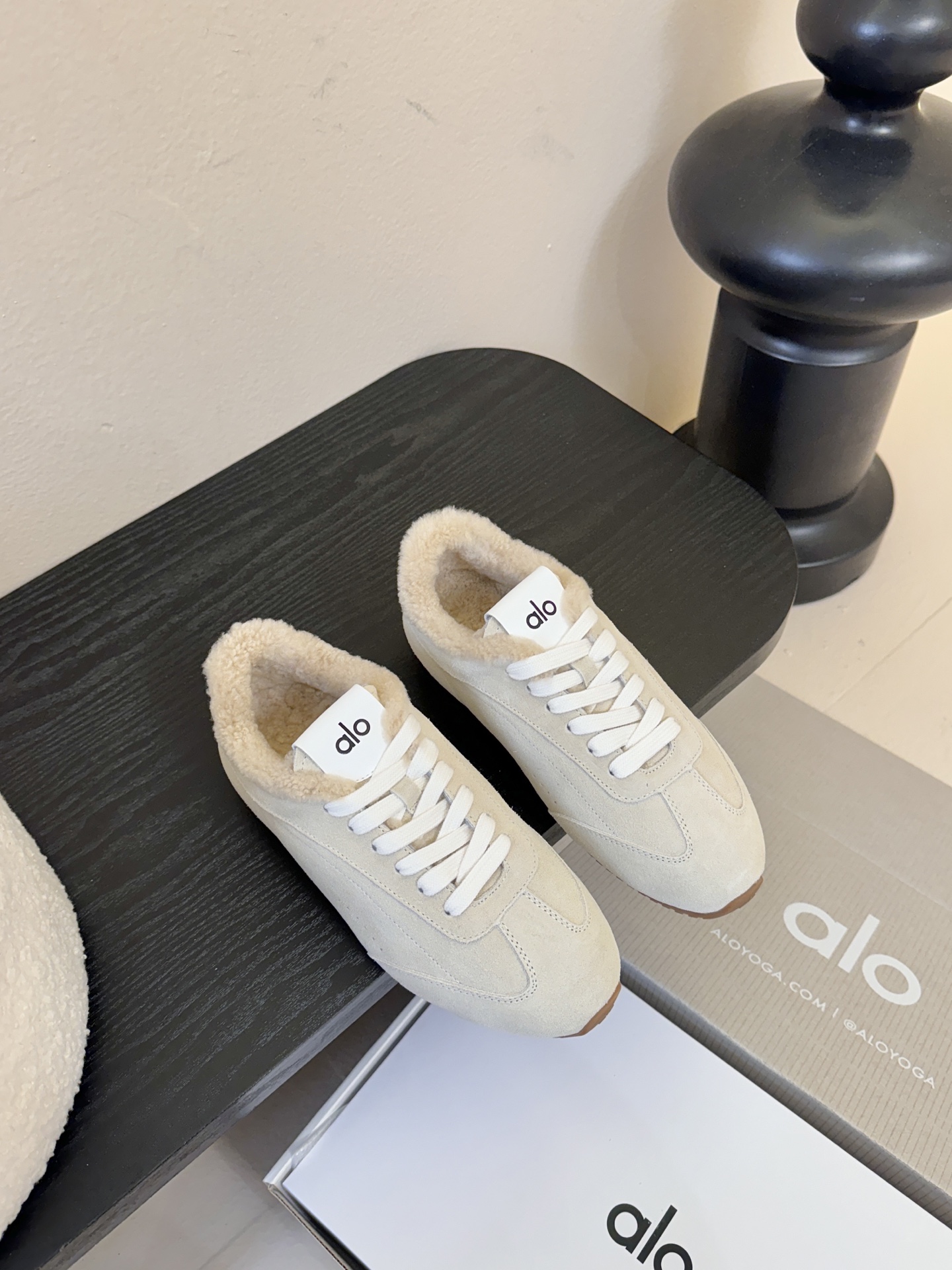 Al*25ss 新品复古加绒休闲运动鞋鞋面采用麂皮质感的面料，触感柔软且富有高级感；鞋口内侧添加毛绒衬里