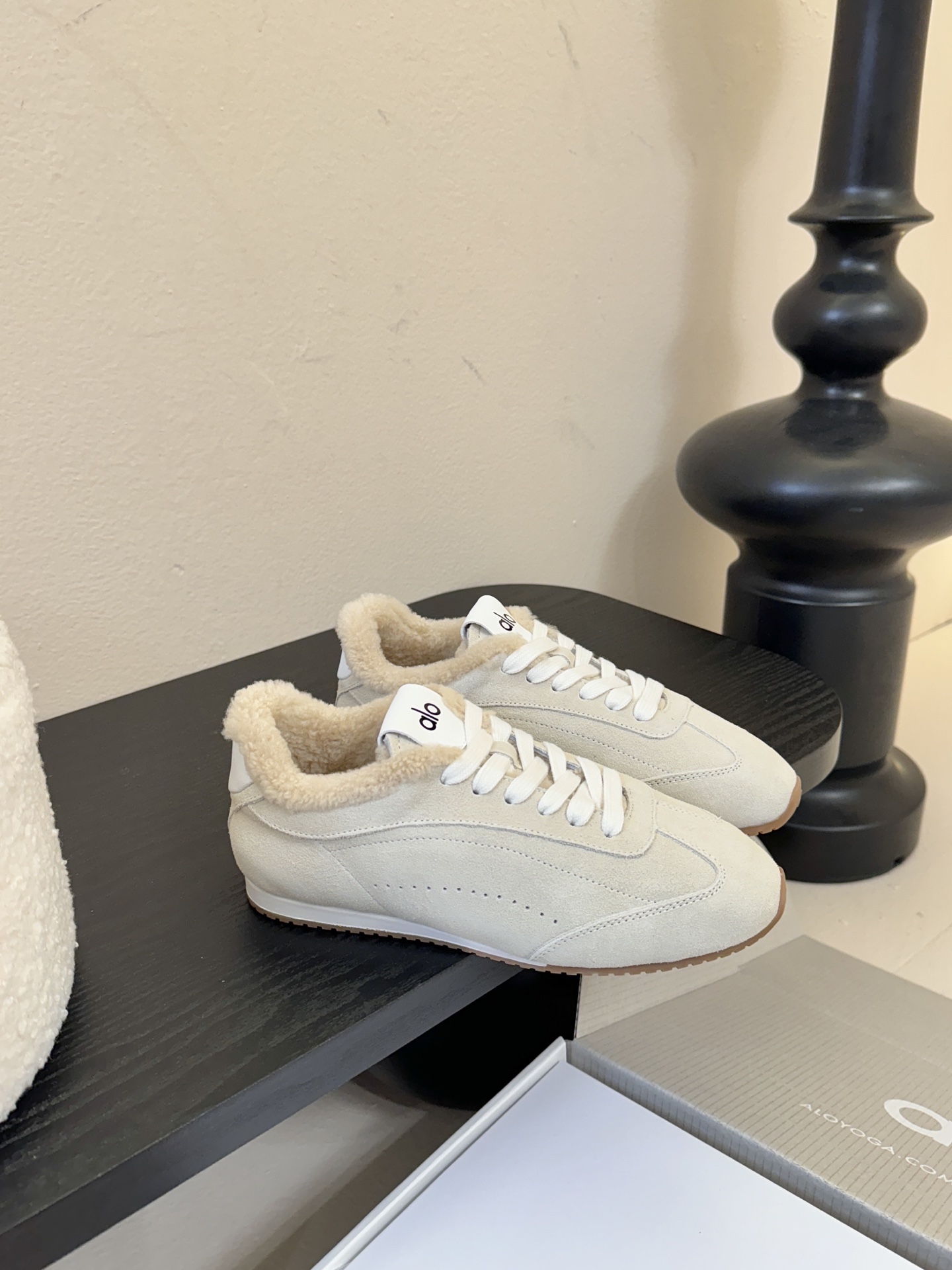 Al*25ss 新品复古加绒休闲运动鞋鞋面采用麂皮质感的面料，触感柔软且富有高级感；鞋口内侧添加毛绒衬里