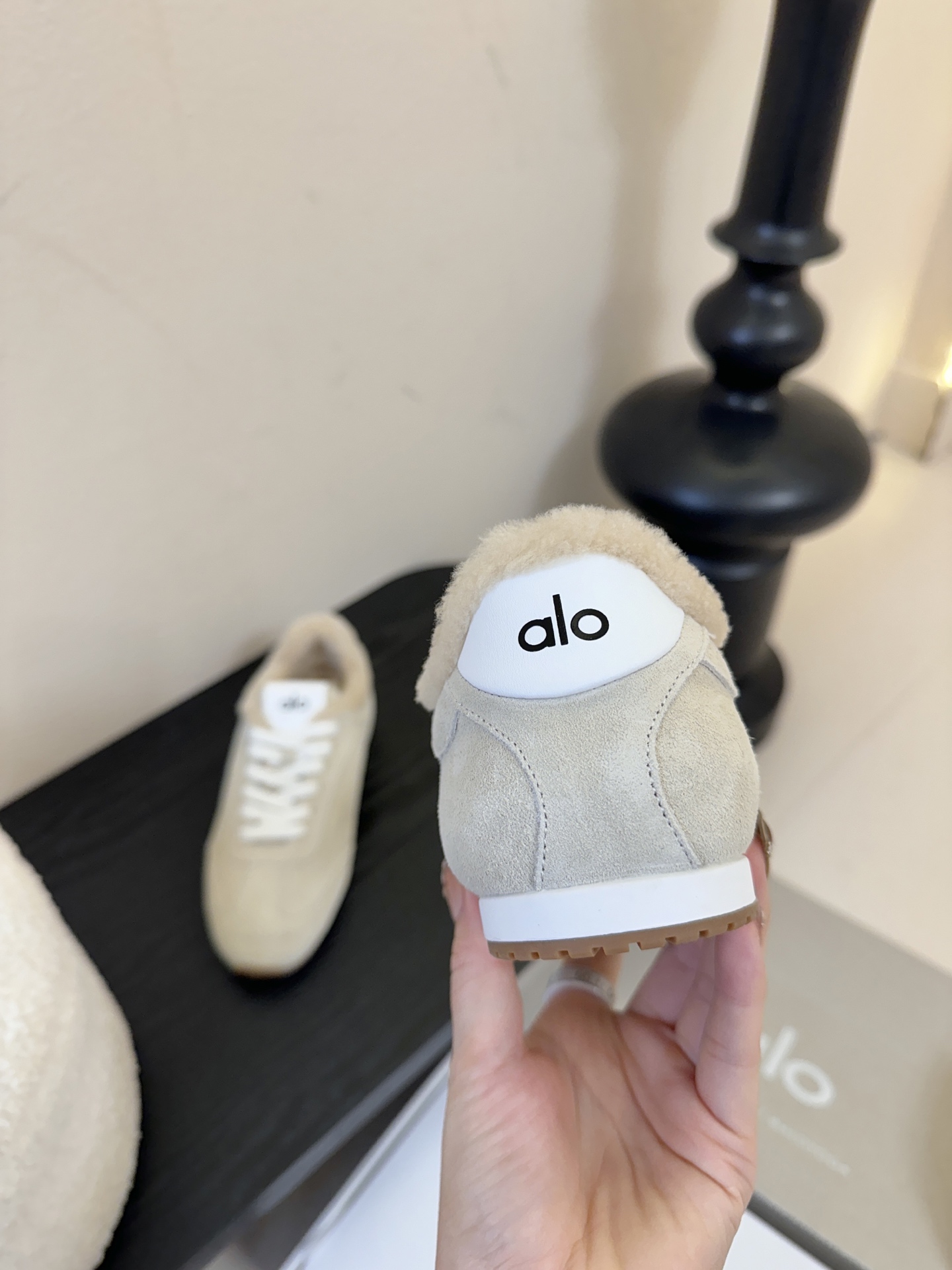 Al*25ss 新品复古加绒休闲运动鞋鞋面采用麂皮质感的面料，触感柔软且富有高级感；鞋口内侧添加毛绒衬里