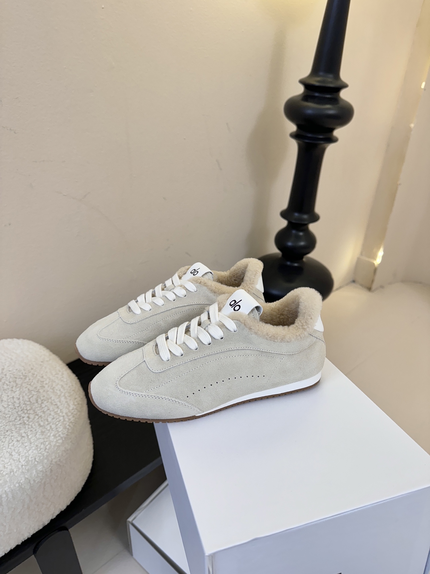 Al*25ss 新品复古加绒休闲运动鞋鞋面采用麂皮质感的面料，触感柔软且富有高级感；鞋口内侧添加毛绒衬里