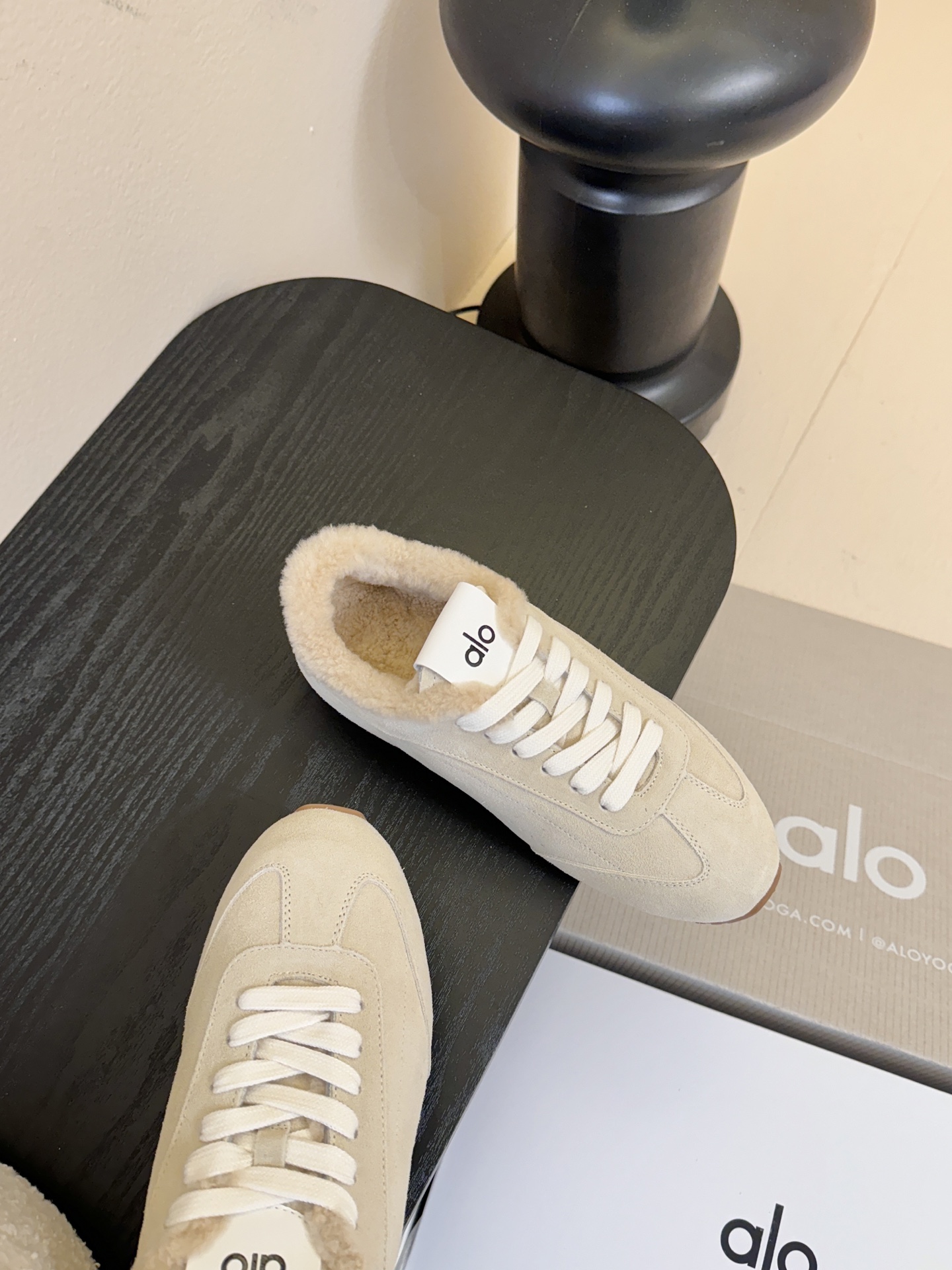 Al*25ss 新品复古加绒休闲运动鞋鞋面采用麂皮质感的面料，触感柔软且富有高级感；鞋口内侧添加毛绒衬里